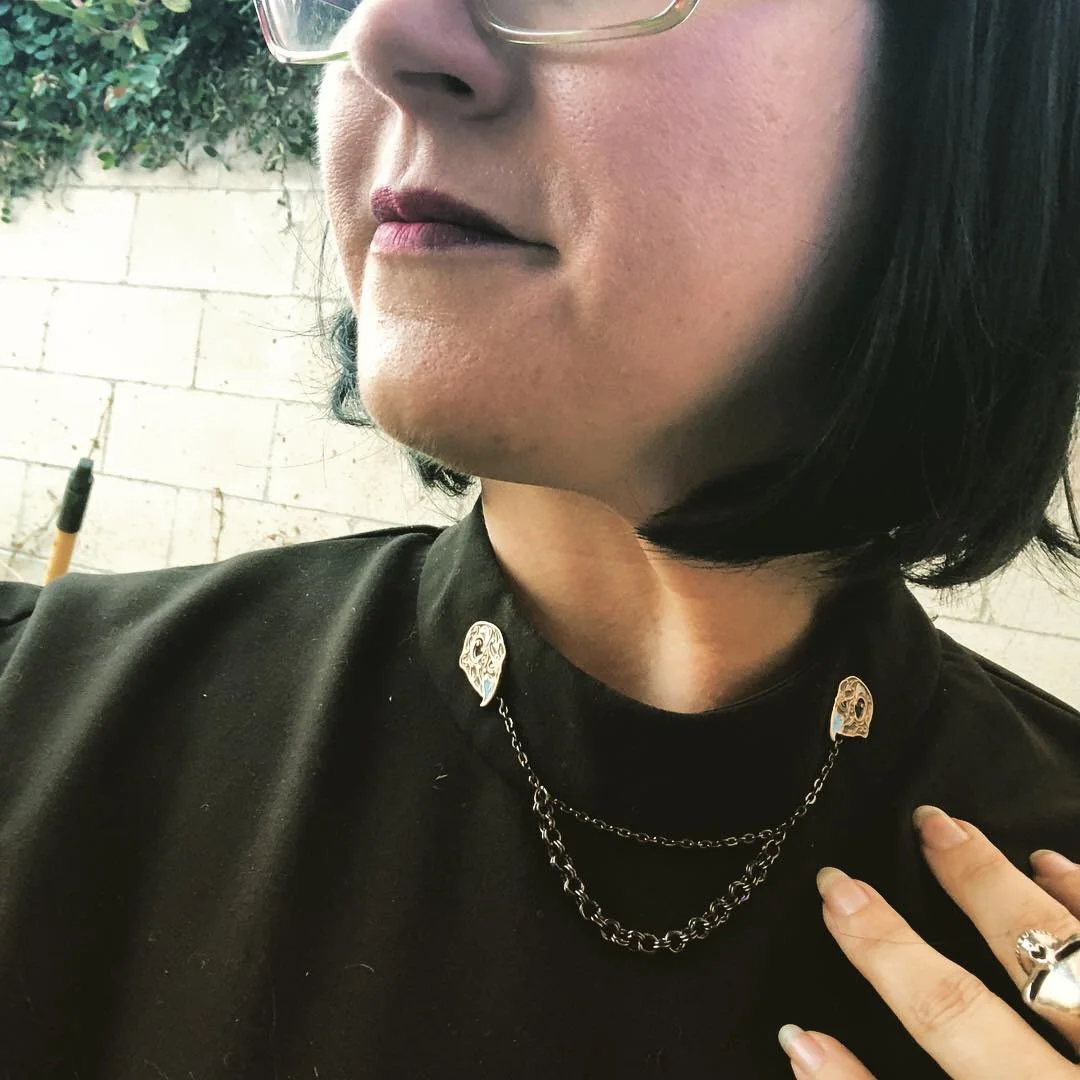 Rococo Parakeet Skull enamel pin with chain 