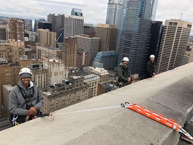 It may be raining here in the south but a few of our technicians are enjoying better weather up north. Inspecting a 36 story building can get a bit chilly but at least the sun is out. ☀️ 🌞 #southernatech #buildinginspection #workatheight #ropeaccess