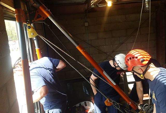 SATS personnel @jburnett2757  @ruschzack assisting with some in service training over various techniques for blind shaft rescues.
#southernatech #cmcrescue #smcgear #petzlproffesional 
#harkin
#roperescue 
#techrescue
