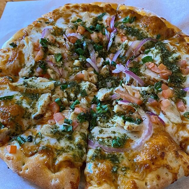 NEW PIZZA ALERT 🚨: This is our new Tikka Masala pizza with our tasty curry sauce base topped with grilled chicken, red onions, tomatoes and green onions finished with a cilantro chutney drizzle!  #sammygspizza #pizzaforrealgs #notyourmamaspie #bayar