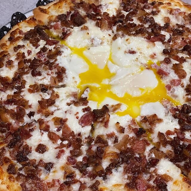 Breakfast for Dinner?  #classicbreakfastpizza #baconandeggs #breakfastpizza #sunnysideup #sammygspizza #pizzaforrealgs #notyourmamaspie #sjsu #downtownsanjoseca #bayareaeats