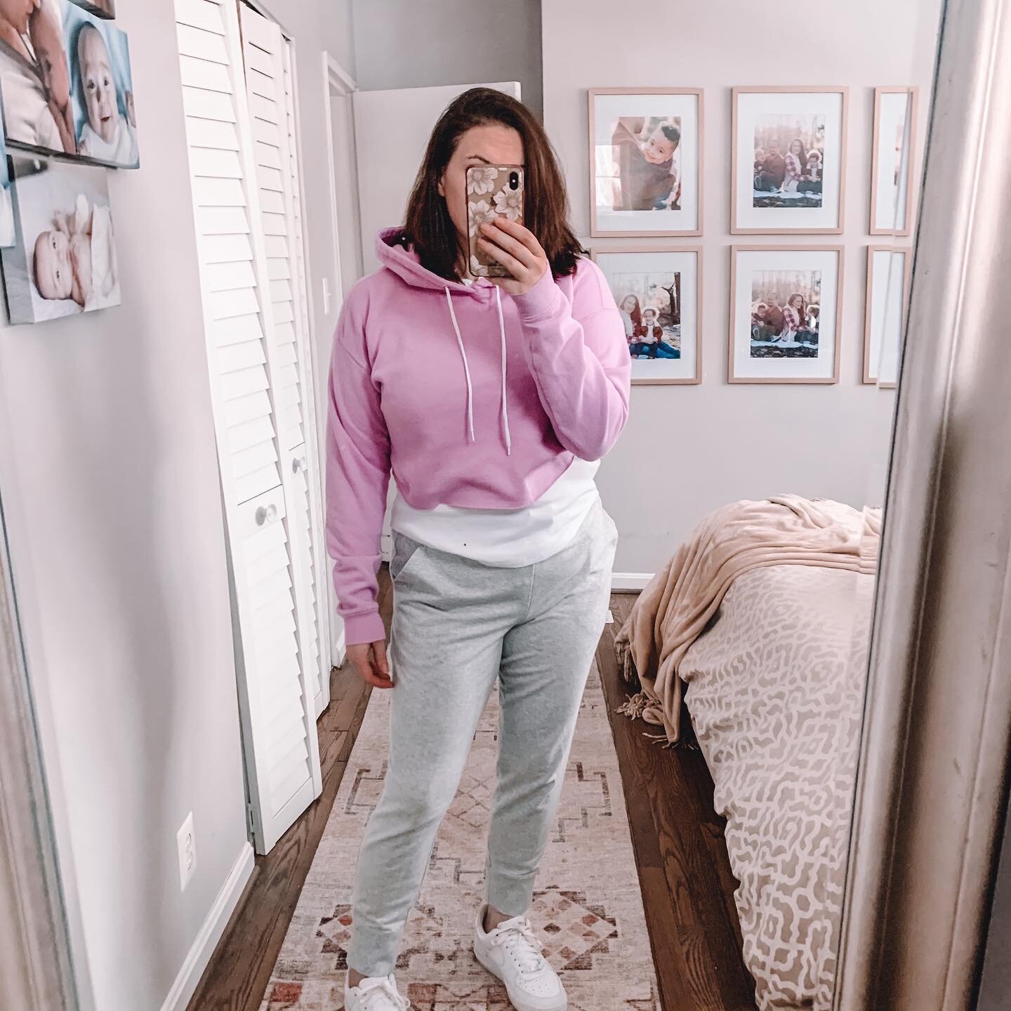 M, T, W, TR, F, S, S ... 🙌🏻 This white thermal is on repeat, and so are these grey joggers and white sneakers! If I had to sum up my &ldquo;style&rdquo; in one carasoul this would be it&mdash;perfect example of why &ldquo;basics&rdquo; are the best