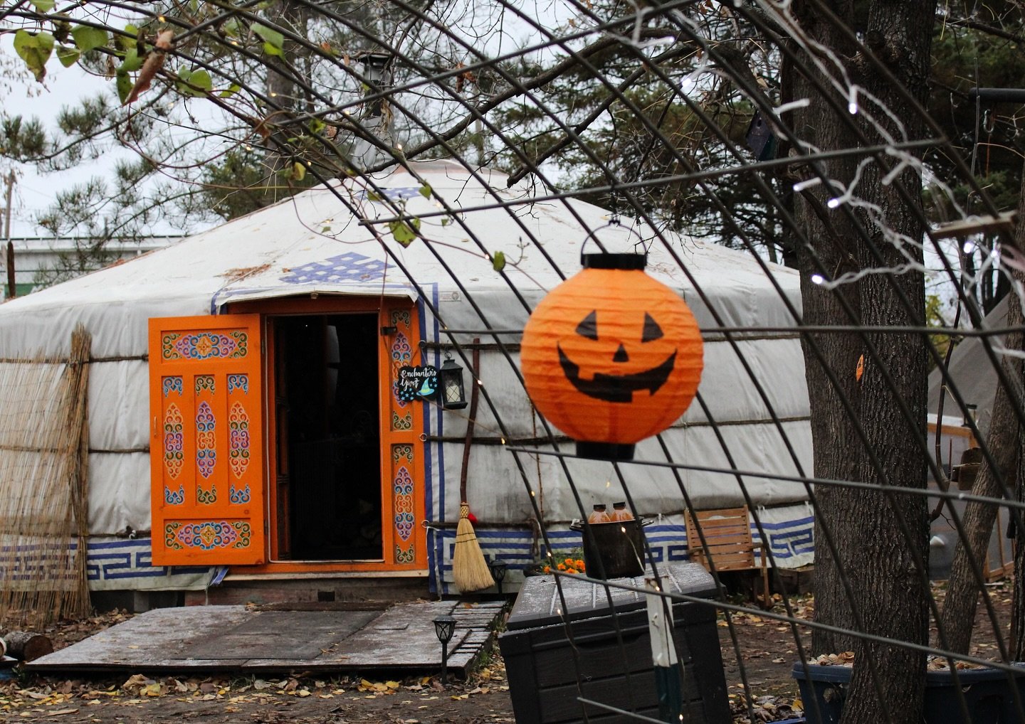 Join us for our Enchanted Halloween Event this Saturday 10/26! Early Childhood Hour from 5-6pm for ages 1-5, and Halloween Jack-O-Lantern walks from 6:15- 7:15pm starting every 15 minutes. Buy tickets on our website or at the gate! Don&rsquo;t miss t