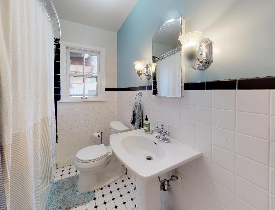 Main Bathroom 1.jpg