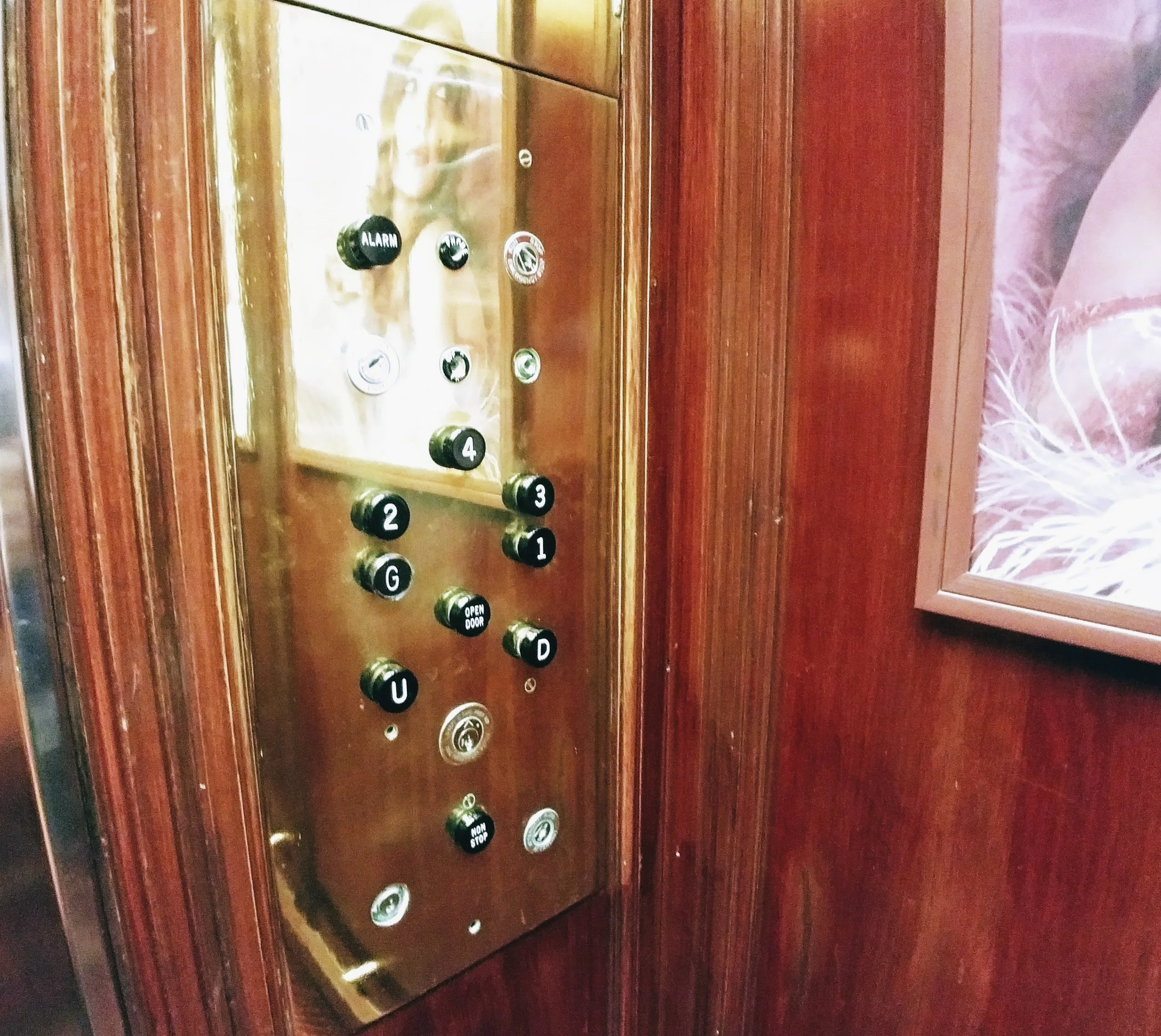 Love the old-fashioned lift buttons! 