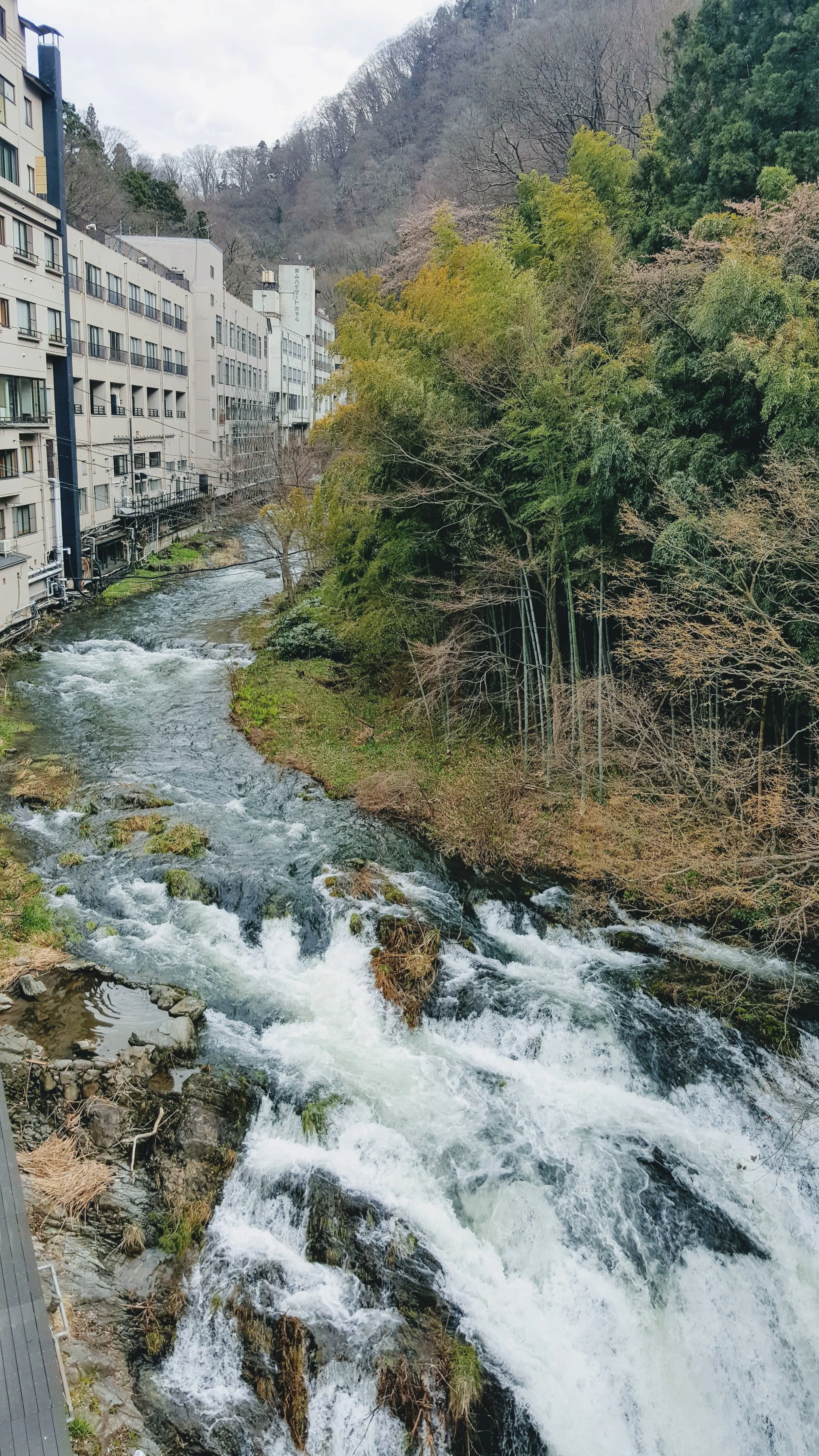 Listen to the sound of the river stream at Shousuke no Yado Takinoyu