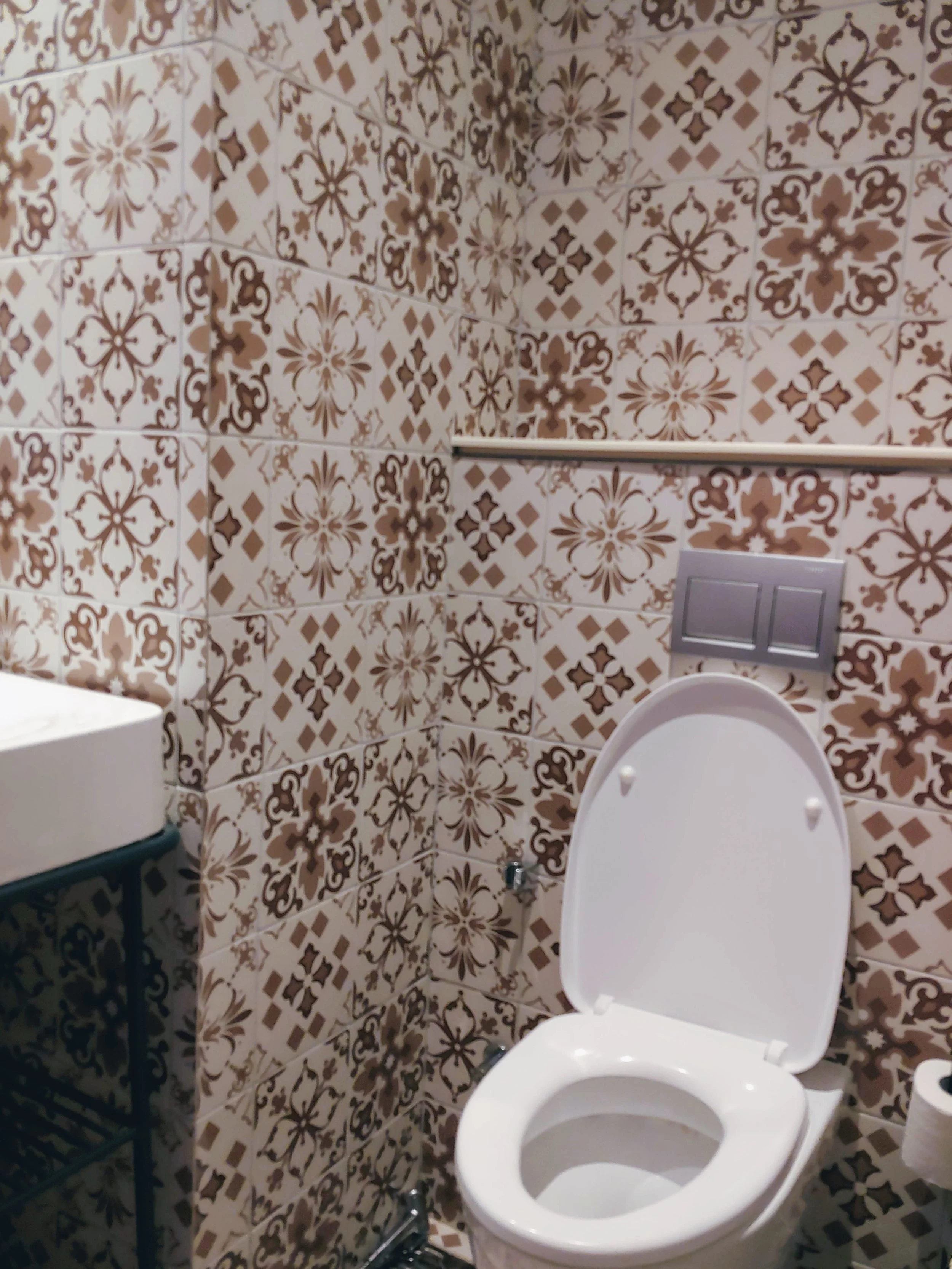 Upon entering the room, the toilet is just right beside the door entrance. The wall tiles brings me back to childhood when I grew up in Malaysia. Very nostalgic indeed!