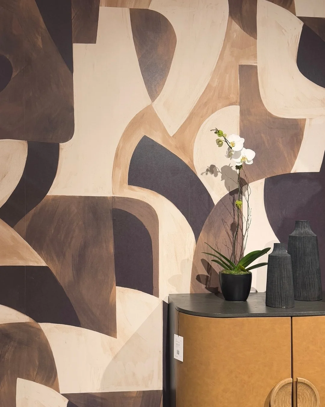 My favorite &quot;trends&quot; ...aka design elements that are forever part of the #deojaydesign ethos... from Las Vegas Market. 
✨ Texture
✨ Natural, organic materials
✨ Monochromatic color palettes
✨ Soft and/or sculptural lighting
✨ Graphic, mural