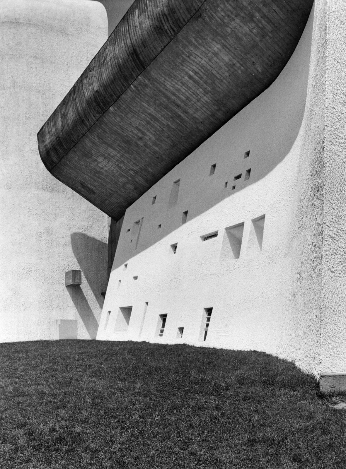 Le Corbusier_Wallfahrtskapelle Notre-Dame-du-Haut, Ronchamp_Foto 1987.jpg