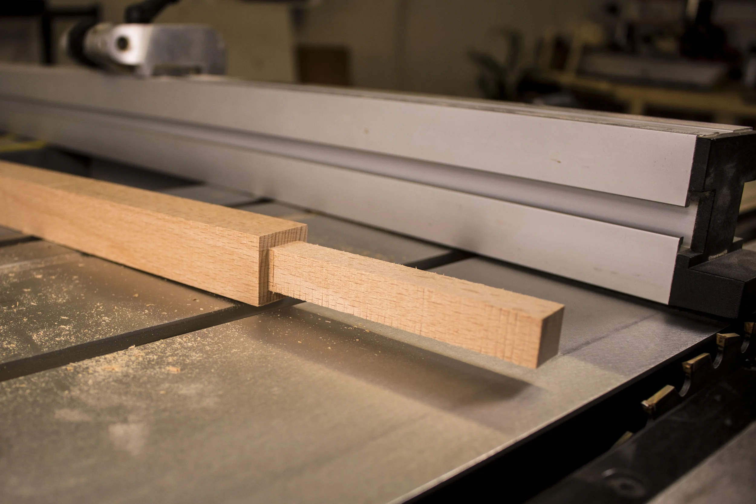 Saw the hanger thinner using the format saw. From the top of it 100 mm and to the depth of 5 mm.