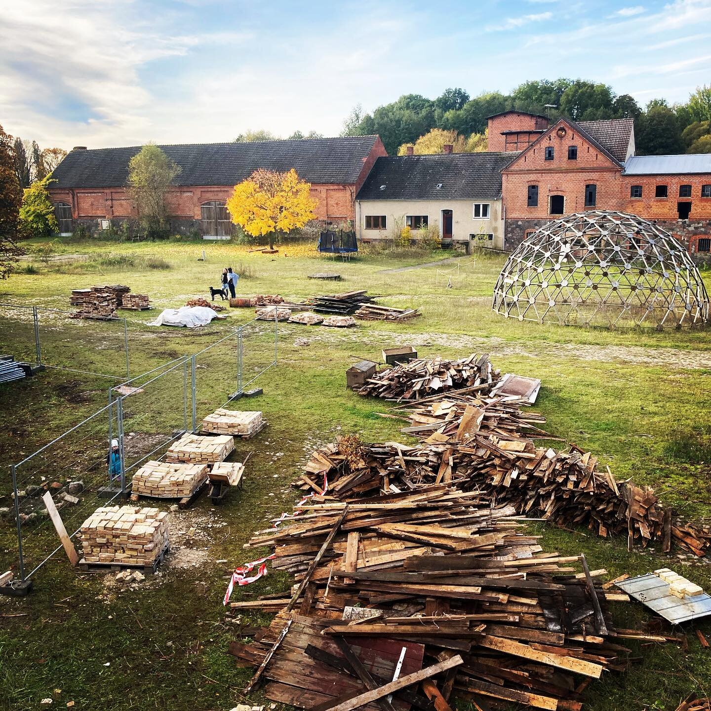 Auf Hof Pr&auml;dikow wird fleissig gewerkelt und der Umbau beginnt. In Zukunft zeigen wir Euch ein paar Impressionen vom Baufortschritt und unserer zuk&uuml;nftigen Wohn- und Arbeitsbasis 😍
.
.
#holzhaufen #denkmalschutz #baukultur #industriekultur