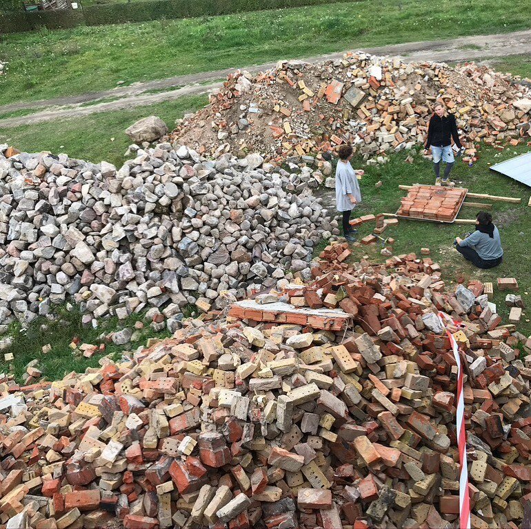 Hof Pr&auml;dikow braucht 4500 Ziegel bis Dienstag. Es werden die alten Materialien wiederverwendet. Da siehst Du die Damen vor lauter Steinen nicht... Was f&uuml;r ein Kraftakt. 🧱⚒😱

#hofpraedikow #ziegelputzen #weekendvibes #community #allehelfen