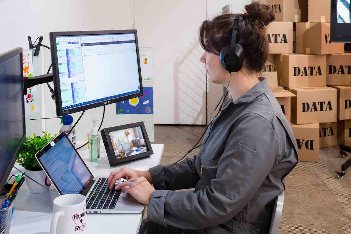 Mechanical Turk Workstation , 2019. Performer: Mischa Ipp.