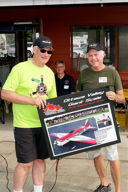 Mike Anderson presents this year's early registration prize to Dave Punchuk. (ARF provided by Aircraft Modeler's Research )
