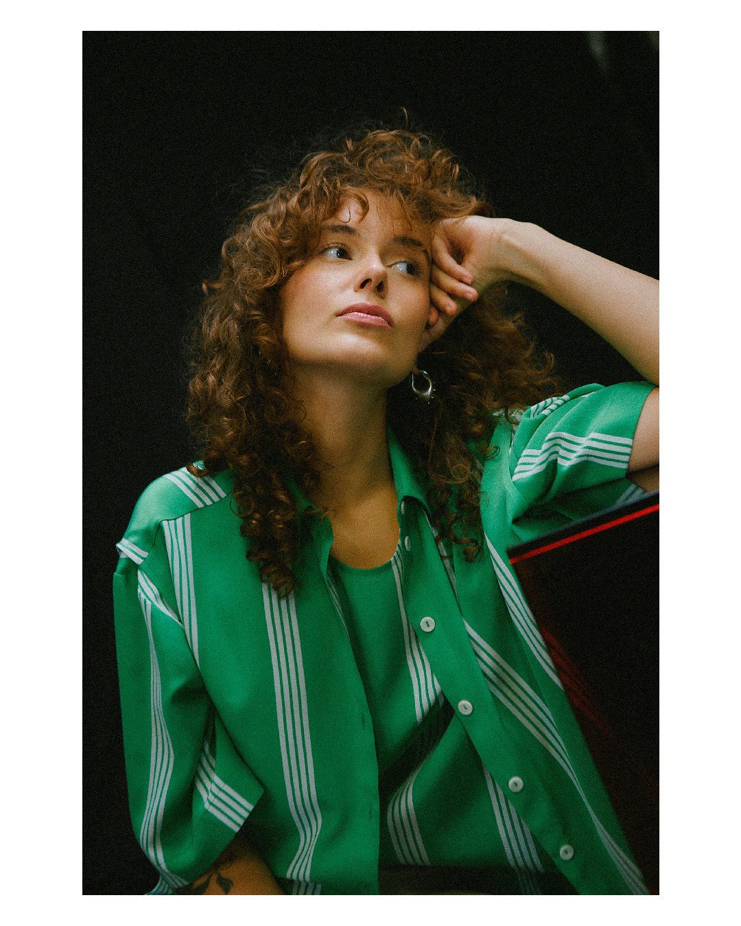 Le t-shirt oversize Manu et la chemise Anita port&eacute; l'un sur l'autre.⁠
⁠
Essayez les pi&egrave;ces de Nom Commun en boutique: ⁠
⁠
@boutique_blue_velvet #Vevey⁠
@toku_swiss_labels #Bern⁠
@lelaboratoire #Lausanne⁠
@boutique_mai #Lucerne⁠
@spektru