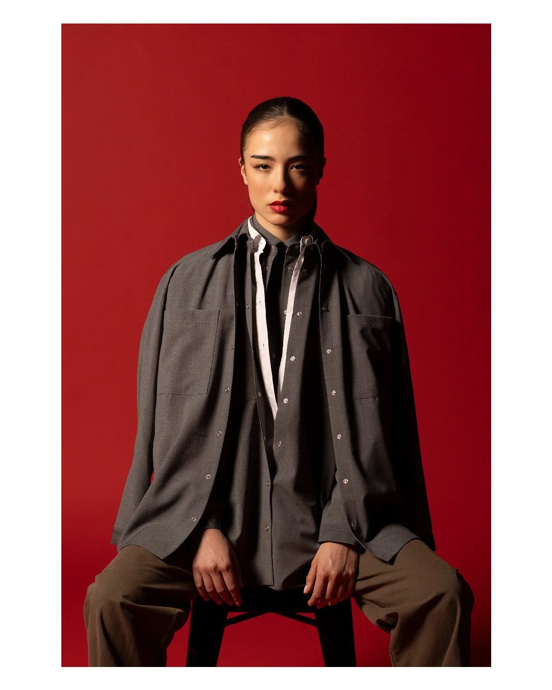 On met combien de chemise ce matin?⁠
⁠
Chemise ALESSIA, Grigio Melange, s&eacute;rie limit&eacute;e de 16 pi&egrave;ces.⁠
Chemise ALESSIA, Bianco, s&eacute;rie limit&eacute;e de 18 pi&egrave;ces.⁠
Pantalon RAFFAELA, Talpa, s&eacute;rie limit&eacute;e