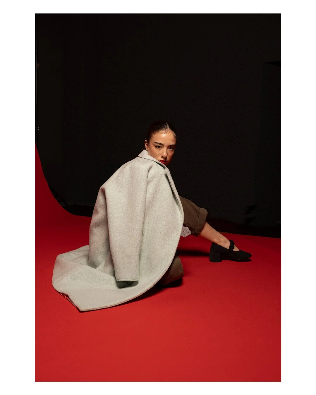 On se couvre? 

Manteau OLIMPIA, Celadon, s&eacute;rie limit&eacute;e de 11 pi&egrave;ces⁠.⁠
Veste MARCELLA, Quadro Carmine, s&eacute;rie limit&eacute;e de 3 pi&egrave;ces⁠.⁠
Col roul&eacute; NADIA, Blu, s&eacute;rie limit&eacute;e de 9⁠
pi&egrave;ce