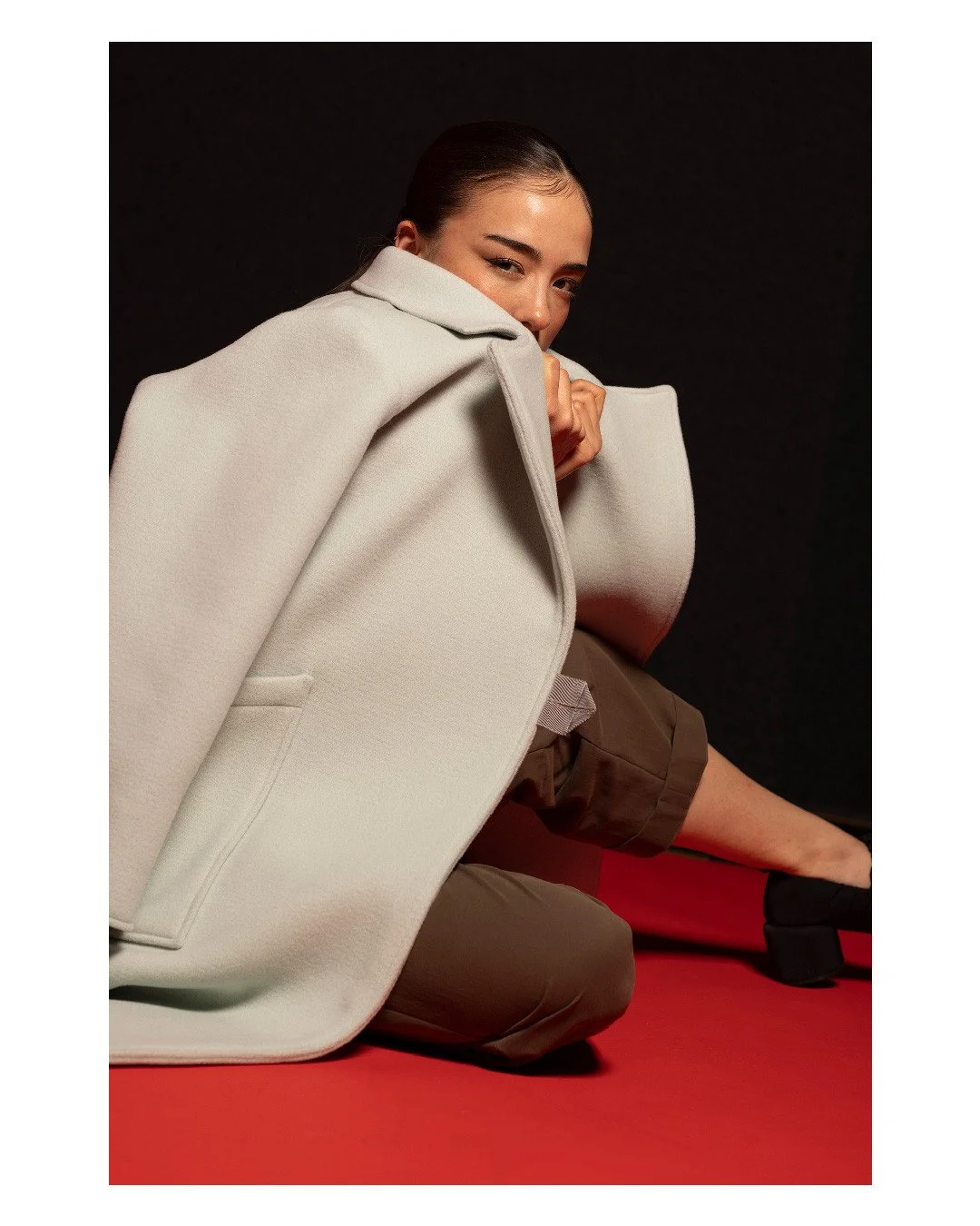 Aujourd&rsquo;hui, la Salle de Bain est ouverte de 10:00 &agrave; 18:00. Viens nous voir! 

Manteau OLIMPIA, Celadon, s&eacute;rie limit&eacute;e de 11 pi&egrave;ces⁠.⁠
Veste MARCELLA, Quadro Carmine, s&eacute;rie limit&eacute;e de 3 pi&egrave;ces⁠.⁠