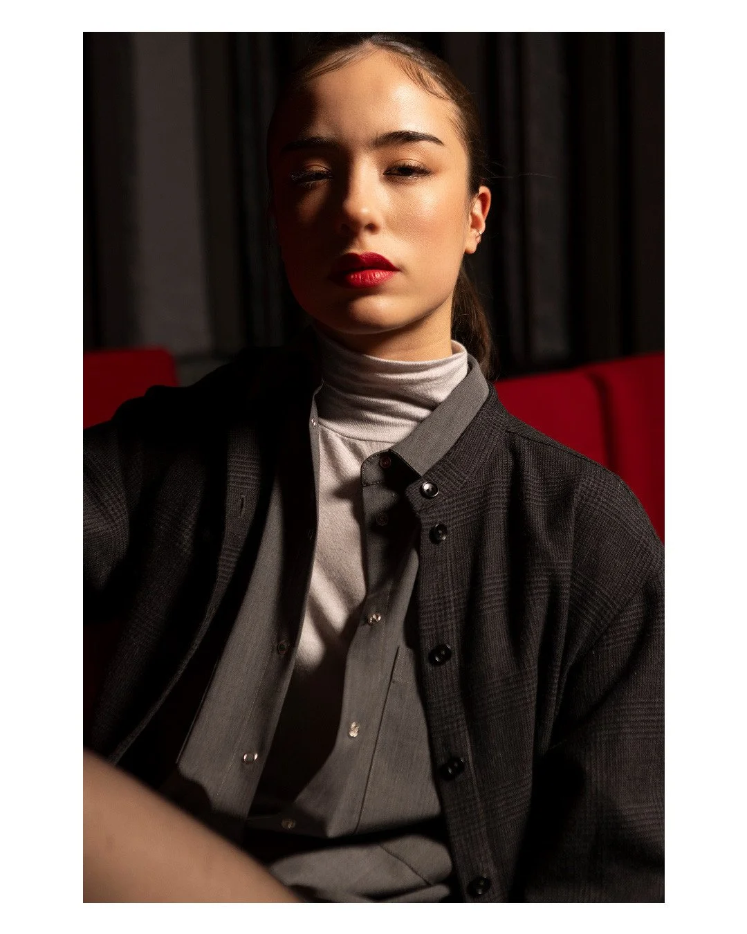 ⁠Superpositions.
⁠
Robe-chemise Elsa, Principessa Antracite, s&eacute;rie limit&eacute;e de 15 pi&egrave;ces.⁠
Chemise Alessia, Grigio Melange, s&eacute;rie limit&eacute;e de 16 pi&egrave;ces.⁠
Col roul&eacute; NADIA, Ghiaccio, s&eacute;rie limit&eac