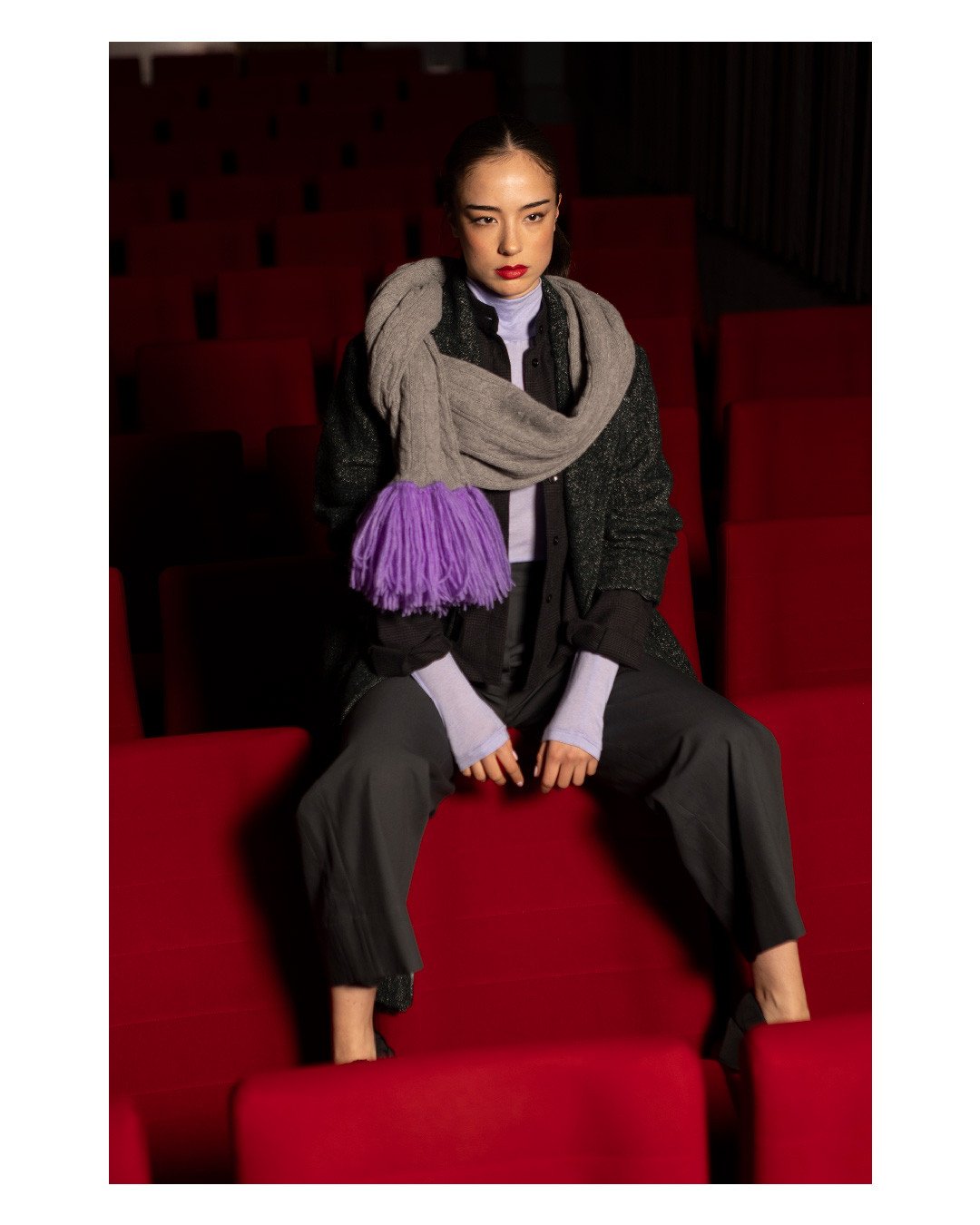 L'&eacute;charpe Dora en cachemire gris clair est disponible avec 3 couleurs de franges en contraste.⁠
⁠
&Eacute;charpe Dora en cachemire, Grigio/ Lilla, s&eacute;rie limit&eacute;e de 7 pi&egrave;ces⁠.⁠
Col roul&eacute; NADIA, Lilla, s&eacute;rie li