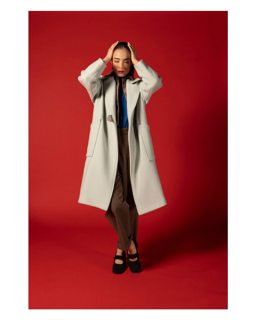 Celadon, ce vert p&acirc;le, doux et lumineux.⁠
⁠
Manteau OLIMPIA, Celadon, s&eacute;rie limit&eacute;e de 11 pi&egrave;ces⁠.⁠
Veste MARCELLA, Quadro Carmine, s&eacute;rie limit&eacute;e de 3 pi&egrave;ces⁠.⁠
Col roul&eacute; NADIA, Blu, s&eacute;rie