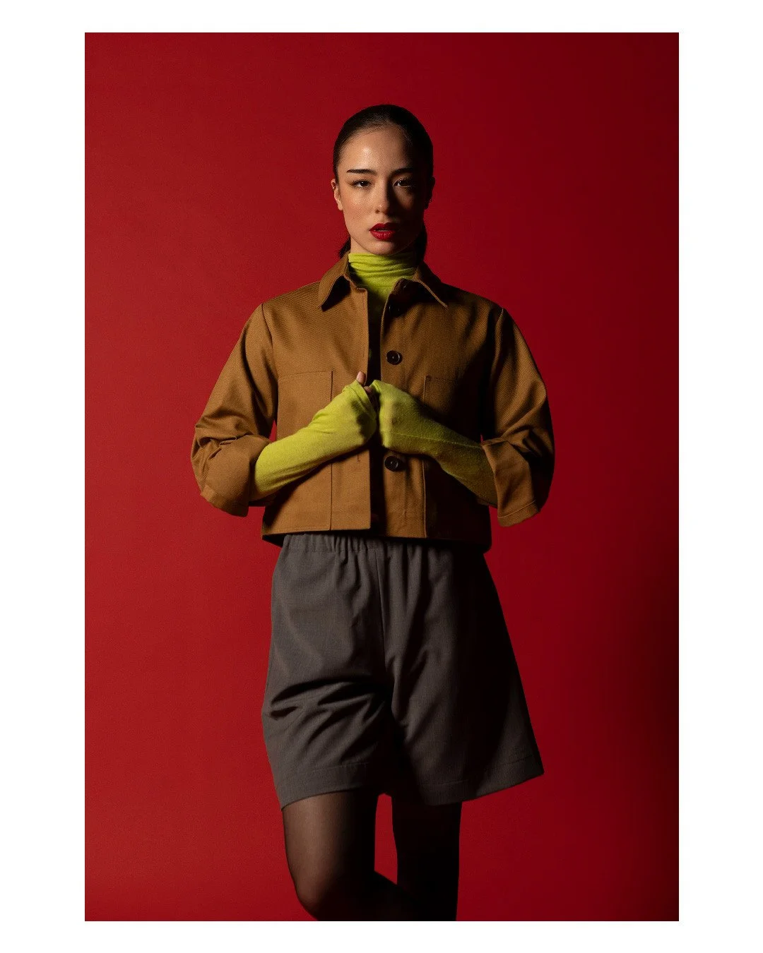 La veste Marcella en jeans couleur sable port&eacute; avec le nouveau sous-pull Nadia et le short Gioia en laine gris m&eacute;lang&eacute;.⁠
⁠
⁠Veste MARCELLA, Sabbia, s&eacute;rie limit&eacute;e de 18 pi&egrave;ces⁠.⁠
Col roul&eacute; NADIA, Limett