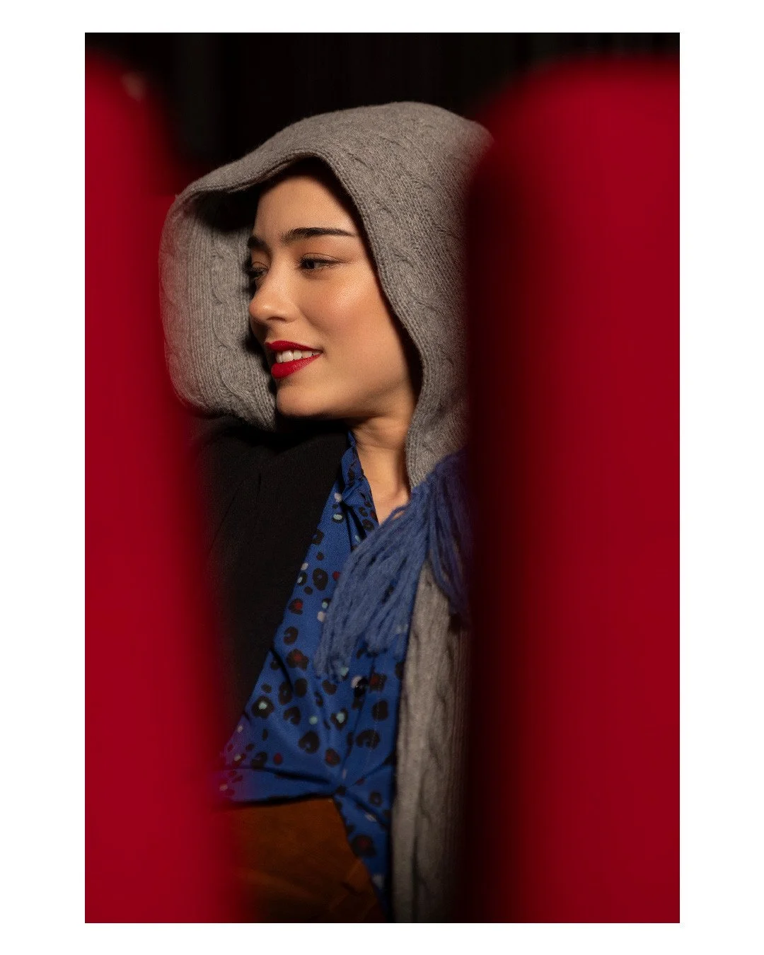 L'&eacute;charpe Dora en cachemire gris clair est disponible avec 3 couleurs de franges en contraste.⁠
⁠
&Eacute;charpe Dora en cachemire, Grigio/ Lilla, s&eacute;rie limit&eacute;e de 7 pi&egrave;ces⁠.⁠
Veste Mira, Antracite, s&eacute;rie limit&eacu