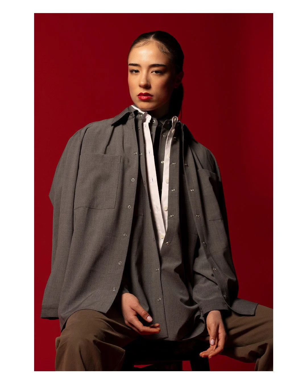 La chemise Alessia.⁠
⁠
Chemise ALESSIA, Grigio M&eacute;lange, s&eacute;rie limit&eacute;e de 16 pi&egrave;ces.⁠
Chemise ALESSIA, Bianco, s&eacute;rie limit&eacute;e de 18 pi&egrave;ces.⁠
Pantalon RAFFAELA, Talpa, s&eacute;rie limit&eacute;e de 17 pi