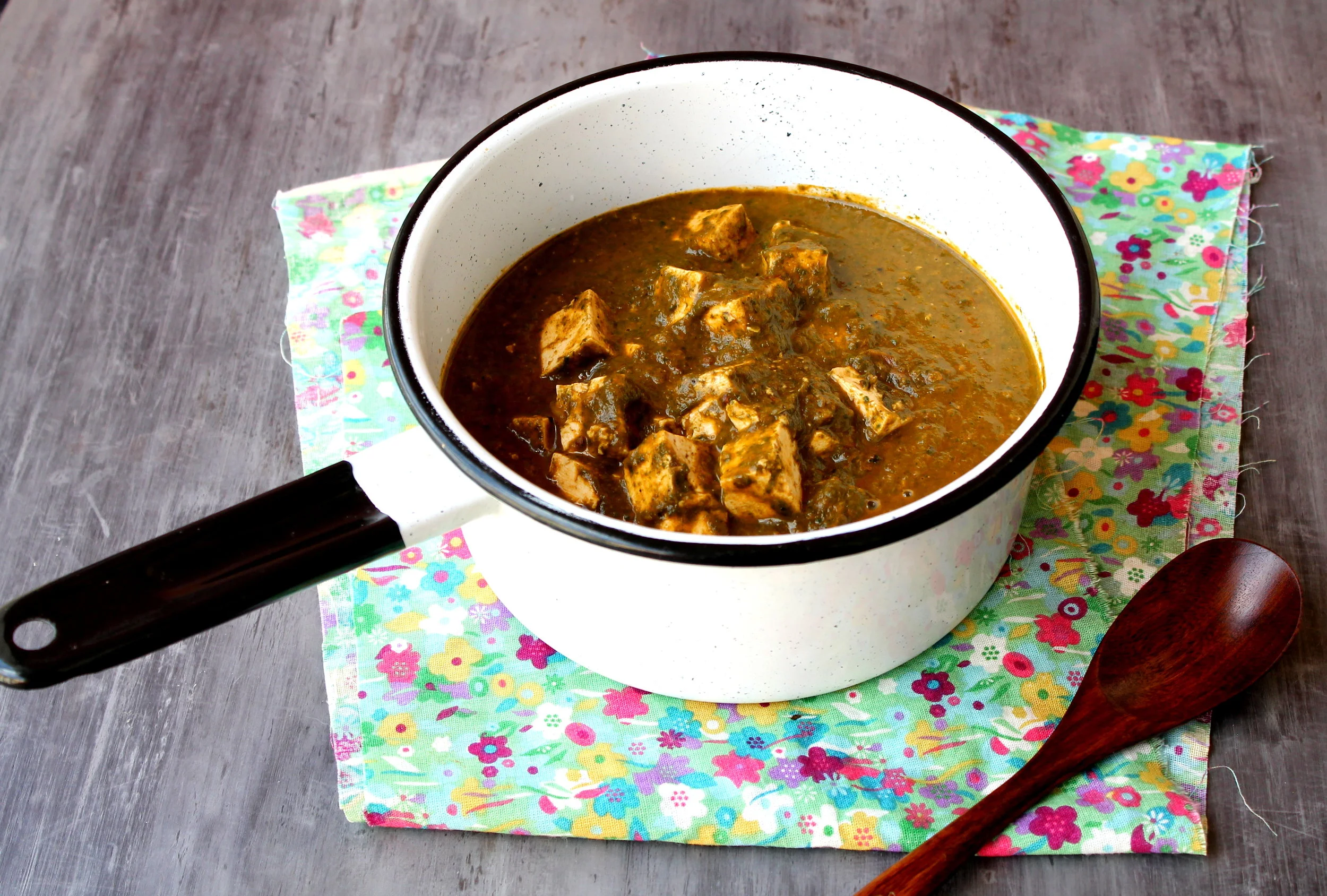 Palak tofu is a vegan spin on a classic vegetarian Indian dish 'palak paneer'! It's weeknight friendly and will come together in less than an hour.