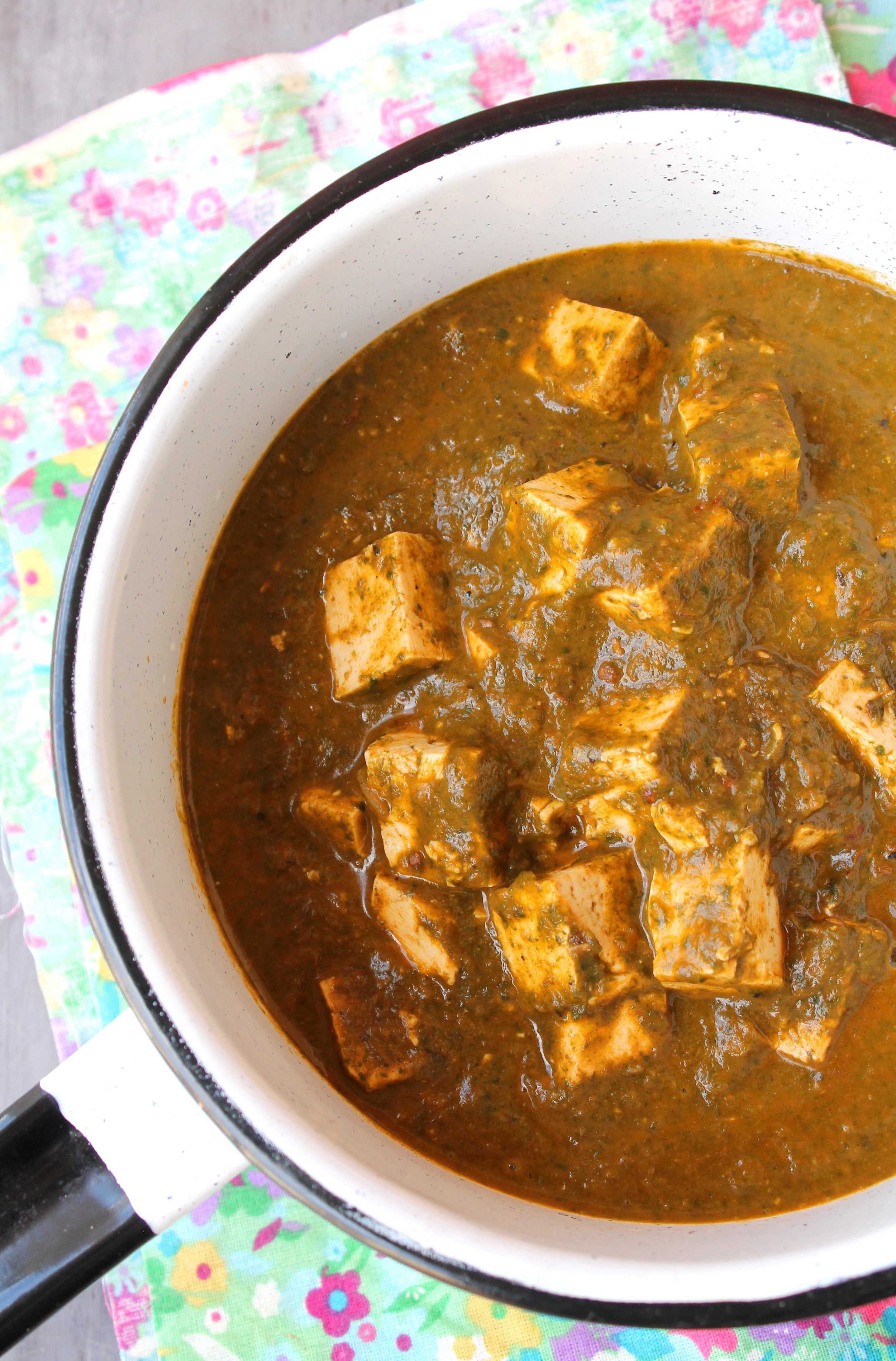 Palak tofu is a vegan spin on a classic vegetarian Indian dish 'palak paneer'! It's weeknight friendly and will come together in less than an hour.
