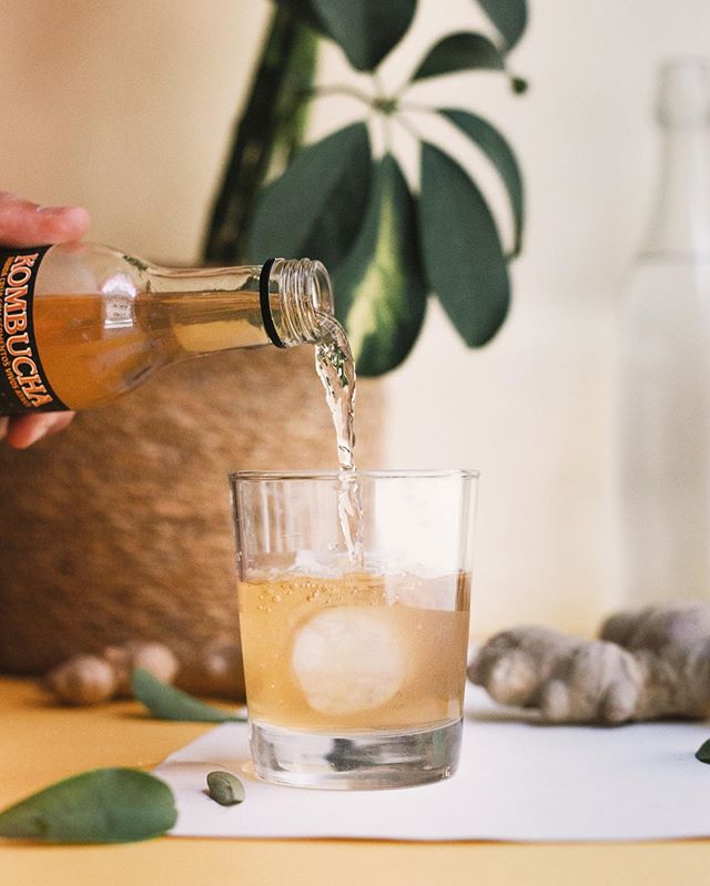 Rich in antioxidants and beneficial probiotics, Kombucha is a fermented tea capable to help fight several diseases. Have you tried already? 
It’s avaliable in Juicy! .
.
.
.
.
.
#kombucha #lisboa #restaurantesdelisboa #veganlisbon #lisboavegana #juicylisboa #fermentedtea #restaurantevegetariano