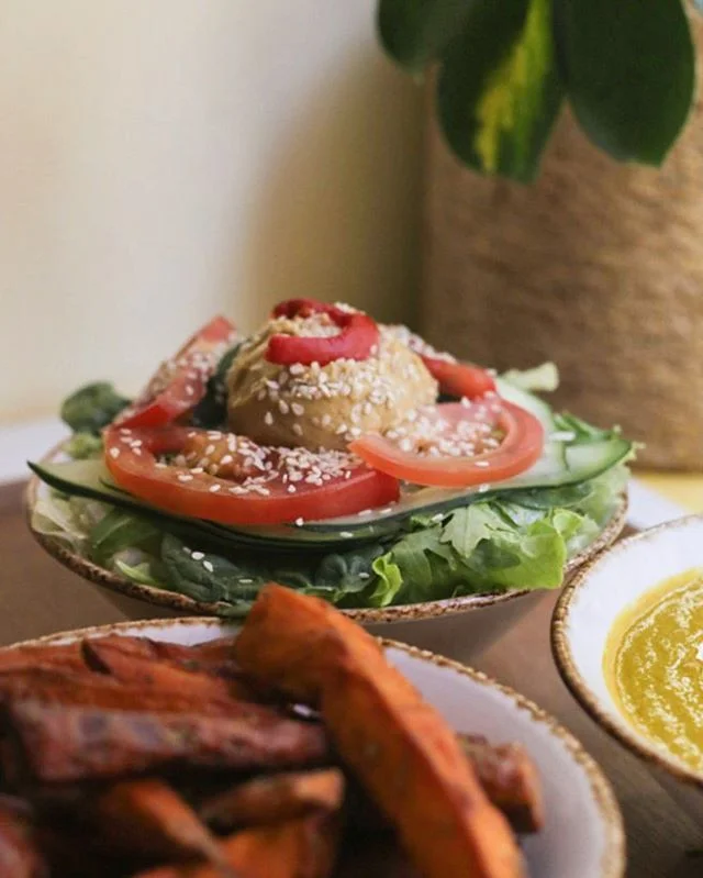 Salad, soup or sweet potato fries? Which sidedish are you gonna choose for your menu today?
.
.
.
.
.
.
.
.
.
#juicylisboa #juicy #sidedish #vegansidedish #vegeterianrestaurant #vegan #govegan #veganfood #vegetarianolisboa #veganoslisboa #veganoslx #veganrestaurant #vegano #juicyfood #acompanhamento #batatadoce #batatadocefrita #restaurantesveganolisboa #lisboeta #lisbon #lisboa #lisboalovers