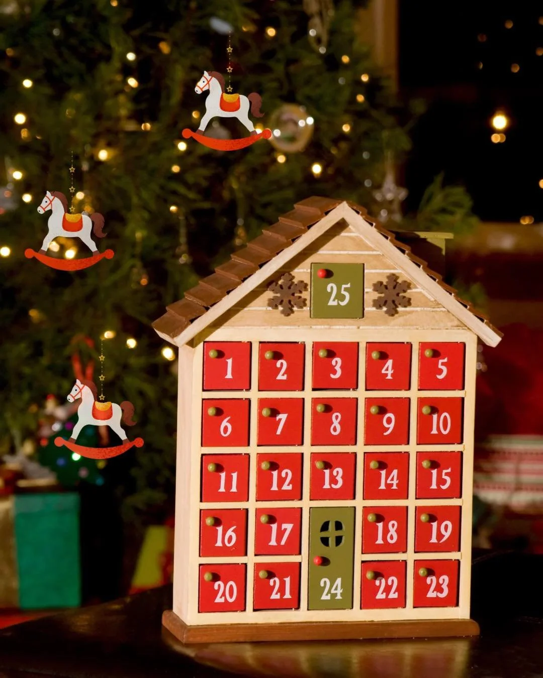 Huomenna se alkaa taas! 

Tervetuloa seuraamaan Hyvink&auml;&auml;n Hevossairaalan perinteist&auml; ja informatiivista joulukalenteria! 

T&auml;n&auml;kin vuonna luukuista paljastuu ajankohtaisia aiheita, potilastapauksia, tietoa sairauksista ja nii