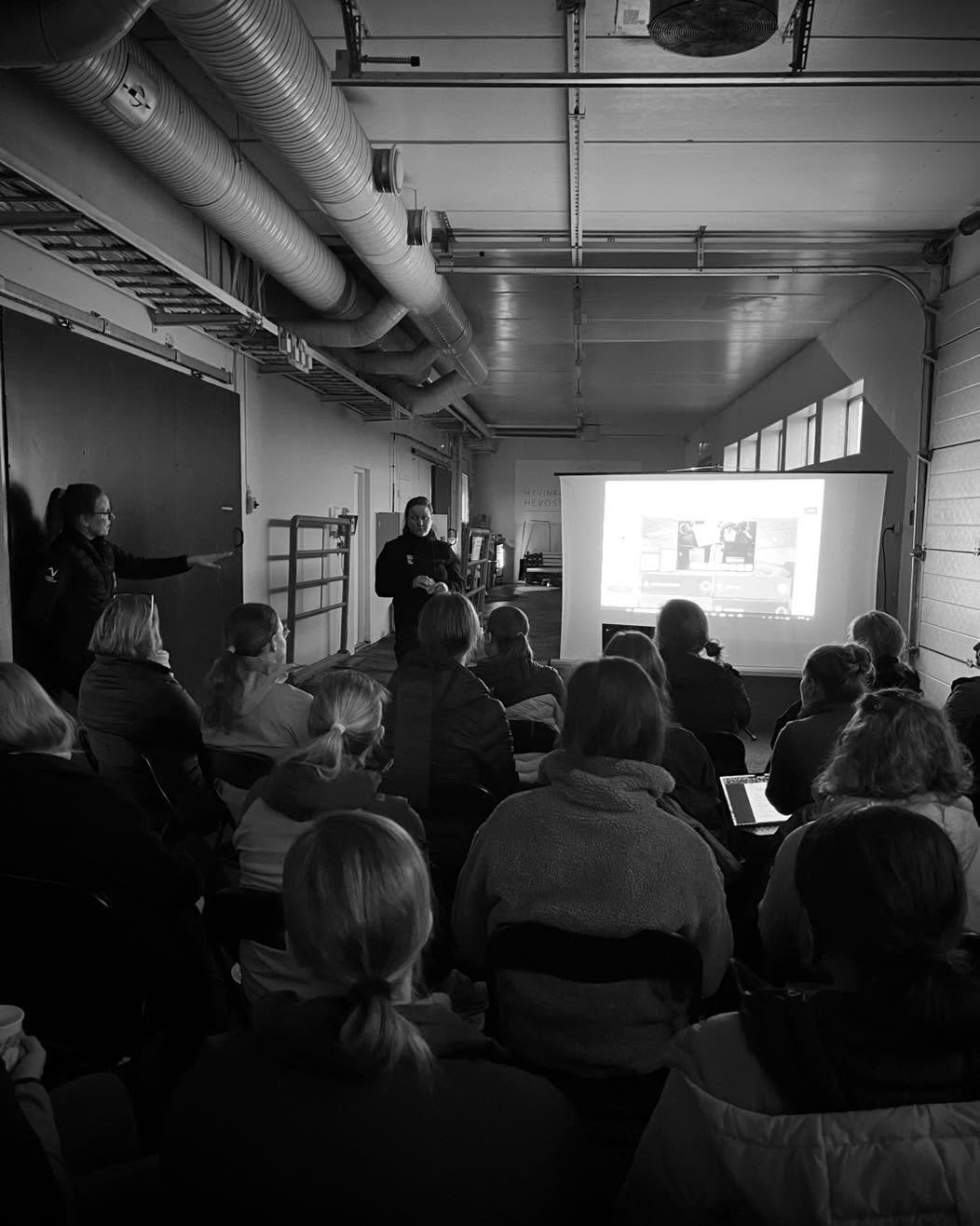 Eilisillan hammasaiheinen kollegailta ker&auml;si klinikalle ilahduttavan m&auml;&auml;r&auml;n niin tuoreempia tekij&ouml;it&auml; kuin kokeneempia konkareita. Visailun johdattelemana l&auml;pi k&auml;ytiin erilaisia aiheita anatomiasta tyypillisiin