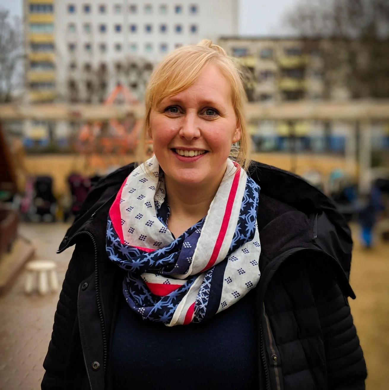 Christina Domurath Nach einer vierjährigen Ausbildung zur staatlich anerkannten Erzieherin in Celle, hat Tina auf Norderney in einer Reha-Zentrum für Kinder mit zusätzlichem Unterstützungsbedarf. 2010 erfüllte sich Tina den Wunsch, im Ausland zu leben und zu arbeiten und zog nach Los Altos in Kalifornien, um als Au-pair für eine schwedisch-amerikanische Familie zu arbeiten. Im März 2012 zog sie dann wieder zurück nach Deutschland, wo sie seitdem als Erzieherin an der Berlin Cosmopolitan School tätig ist. Hier leitet sie eine Gruppe von Kindern vom ersten Kindergartenjahr bis zur Vorschule. Derzeit ist Tina Vorschulerzieherin und Vorschulkoordinatorin und hat so die Möglichkeit, Kollegen mit neuen und innovativen Ideen zu leiten, die auf auf Best-Practice-Prinzipien und aktueller Forschung im Bereich der frühkindlichen Entwicklung basieren. In ihrer Rolle als Vorschulkoordinatorin ist Tina an der Organisation von Projekten, wie z.B. Ausflügen, Mitarbeiter-Meetings und verschiedene anderen Aufgaben beteiligt. Organisationstalent, Team- und Kommunkationsfähigkeit zählen zu Tinas Stärken, die sich besonders gut für die Ziele einer Erasmuspartnerschaft eignen. Tina freut sich darauf, mit internationalen Partnern zu arbeiten, die auch die Vision teilen, frühkindliche Best-Practice-Konzepte bezüglich Spracherwerb und dessen Implikationen für die soziale und emotionale Entwicklung von Kleinkindern. Für Tina ist es unabdingbar, im Klassenraum eine Atmosphäre herzustellen, in der sozio-emotionale Entwicklung gefördert wird, z.B. durch Klassenzimmergestaltung, tägliche Rituale und Erwartungen. In diesem Umfeld bildet Tina eine natürliche Verbindung mit den Kindern und ein vertrauensvolles Verhältnis mit den Eltern, wodurch wiederum ein positives Lernumfeld entsteht. Tina ist davon überzeugt, dass dies eine bereichernde Erfahrung für alle Beteiligten wird und ist dankbar dafür, an diesem Prozess teilnehmen zu dürfen.