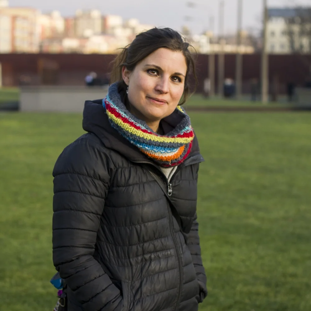 Katharina Ehrenfried Katharina liebt die Idee Bücher und Lehrmaterialien zu gestalten, die Lehrern Spaß machen und die sie auch wirklich lesen wollen - es sollte leicht sein, aus ihnen Hilfe zu beziehen. Ihre Leidenschaft ist die Professionalisierung des kulturell sensiblen Übergangs für Kinder in der frühkindlichen Bildung. Sie arbeitet seit über zehn Jahren mit international ausgerichteten Eltern an der BCS. Diese Erfahrungen haben dazu geführt, dass sie neue Ideen im Bereich der kulturell diversen Differenzierung in Zusammenarbeit mit Eltern und Kindern entwickelt hat. Katharina ist Leiterin des BCS Kindergarten und der Vorschule und hat Kulturwissenschaften in Ästhetik und Pädagogik sowie Management von sozialen Institutionen studiert. Sie hat in den USA, Frankreich, Kolumbien und Großbritannien gelebt und gearbeitet.