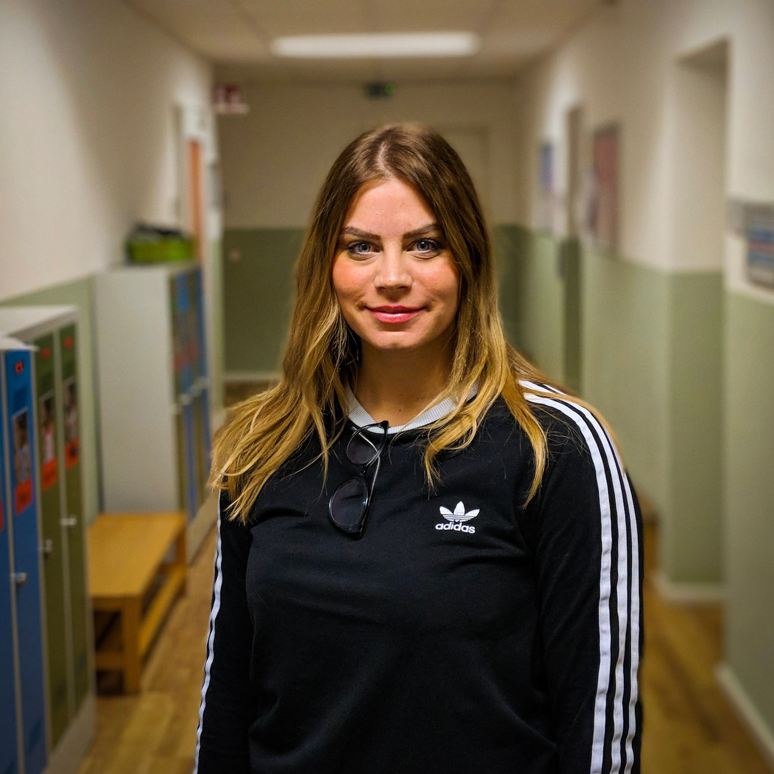 Josephine Fitzner Josephine ist ausgebildete Erzieherin und hat einen Universitätsabschluss im Management von frühkindlicher Bildung. Sie hat in verschiedenen multikulturellen Kindergärten gearbeitet und ist seit Mai 2017 als Deutschlehrerin für Kleinkinder an der Berlin Cosmopolitan School tätig. Der Inhalt und die Aussicht auf eine Umsetzung, die das Erasmus-Projekt bietet, lässt ihr Herz in der Erwartung höher schlagen, die Qualität frühkindlicher Bildung zu verbessern und einen international ausgerichteten Geist, Werte und Normen innerhalb des Erasmus-Teams und darüber hinaus in ganz Eruopa und vielleicht sogar der Welt zu entwickeln Josephine ist fest davon überzeigt, dass die aktuelle und zukunftsorientierte Verbreitung von pädagogischen Prozessen und Konzepten, des Transfers wissenschaftlichen Wissens in das Klassenzimmer bedarf. Sie ist sich sicher, dass internationale Netzwerke zum Austausch von Methoden, Erfahrungen und Wissen den Schlüssel zum Erfolg darstellen. An der Schnittstelle zwischen Theorie und Praxis hilft dieses Erasmus-Projekt, Bewusstsein, Arbeitshilfen und ein besseres Verständnis der Rolle von PädagogInnen herzustellen. Josephine freut sich auf die Teilnahme an diesem Projekt, dass es ihr ermöglicht, mit unterschiedlichen und gleichgesinnten KollegInnen an einem gemeinsamen Ziel zu arbeiten: die Verbesserung frühkindlicher Bildung mit Rücksichtnahme und Gleichberechtigung für interkultuelle Lehrer/Eltern-Partnerschaften. Sie ist gespannt darauf, sich auf das Erasmus-Projekt einzulassen und freut sich darauf zusammen mit dem Forschungsteam einen positiven Einfluss auf die frühkindliche Bildung zu haben!