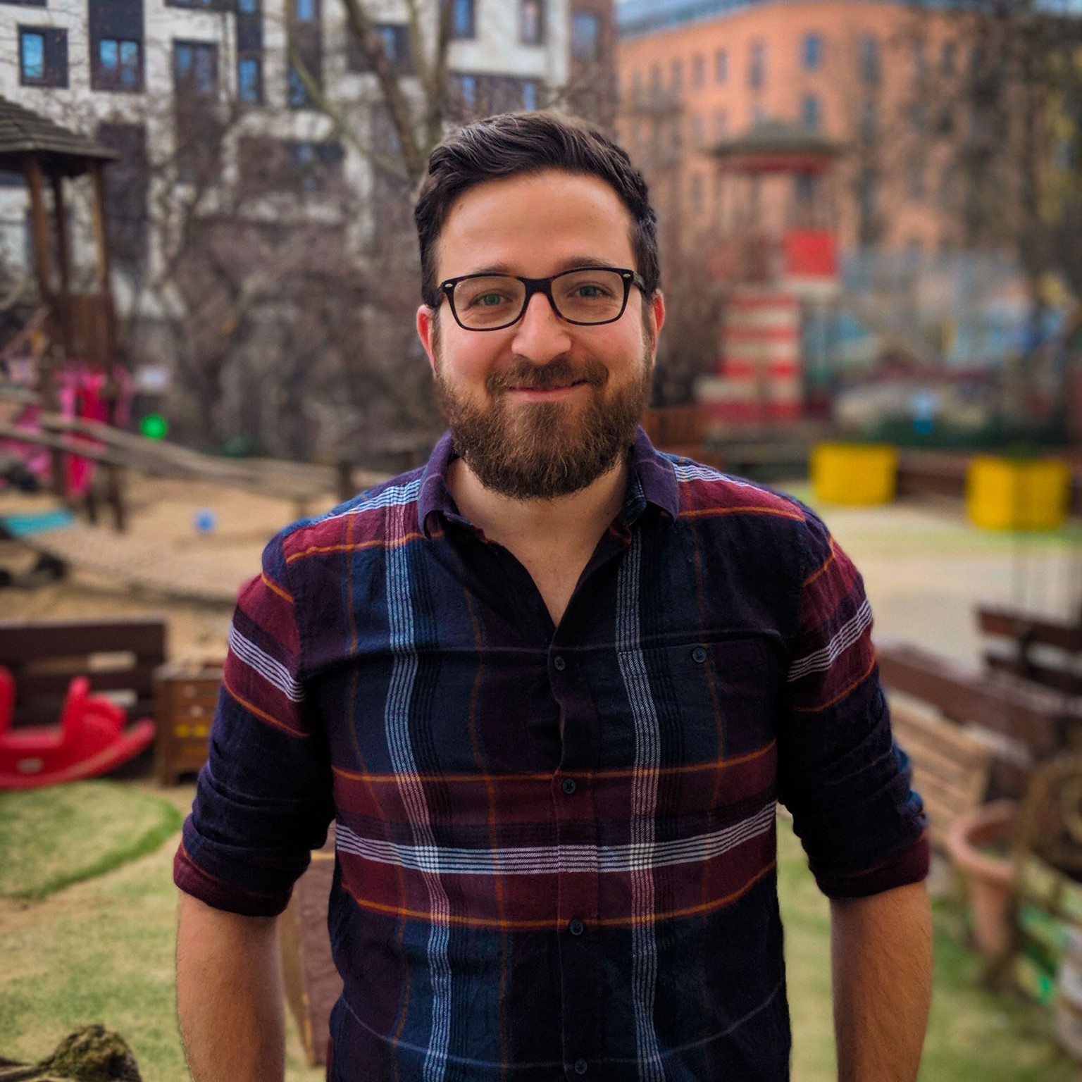 Michael Habekost As Lehrer ist es unabdingbar, eine enge Beziehung zu den Kindern aufzubauen, um ihr persönliches Wachstum und ihre Entwicklung zu unterstützen. Eine starke Kind-Lehrer-Bindung und eine Stärkung der sozio-emotionalen Kompetenzen ist von allergrößter Bedeutung für die Entwicklung eines Kindes. Es ist aufregend, ein Teil dieses Projektes zu sein, da ich die Gelegenheit haben werde, meine Ressourcen und mein Wissen als Pädagoge zu teilen, mehr Forschung in diesem Bereich betreiben zu können und Materialien zu entwickeln, von denen andere profitieren können. Ich habe einen BA in Pädagogik mit einem Fokus auf Sozialpädagogik und -management von der Friedrich-Schiller-Universität Jena. Als ich nach Berlin gezogen bin, habe ich eine Ausbildung zum Fachpädagogen für Vorschulen gemacht. Seit mehr als vier Jahren bvin ich an der Berlin Cosmopolitan School tätig, wo ich mich um Kinder im Alter von eins bis sieben Jahren kümmere. Darüberhinaus bin ich Verwaltungskoordinator an der BCS.