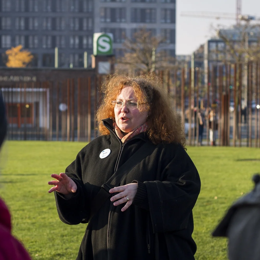 Anikó Klinke Anikó Klinke is als Heilpädagogin und Beirat am BCS Kindergarten und der Vorschule. Sie hat Psychologie im Hauptfach an der Technischen Universität Berlin studiert. Als ihr eigenes Kind in den Kindergarten kam, entschloss sie sich, ebenfalls in diesem Bereich tätig zu werden. Um sowohl mit Lehren und Eltern als auch mit Kindern arbeiten zu können, hat sie einen Lehramtsabschluss vom Soziopädagogischen Institut zu Berlin gemacht. In dieser Rolle hat Anikó mit Familien aus der ganzen Welt gearbeitet, um ihre Eingliederung in Deutschland und das regionale Umfeld zu unterstützen. Weil sie nicht mehr lebt, als zu studieren, hat sich Anikó entschlossen, die Psychologie und Pädagogik zu vereinen und einen weiteren Abschluss in Heilpädagogik zu machen. Ihre Motivation liegt darin, individuelle Lösungen für die Hürden zu finden, mit denen eine Familie konfrontiert sein könnte. Spezialisiert in Familiendynamiken und Kinder-Eltern-Beziehungen, freut sie sich besonders darauf, neue Einblicke zu gewinnen und zu teilen, wie man sicherstellen kann, dass Kinder, die keine Kenntnisse der im Kindergarten gesprochenen Sprache haben, reibungsloser und effektiver eingewöhnt werden können. Sie macht derzeit eine Ausbildung zur Psychotherapeutin.
