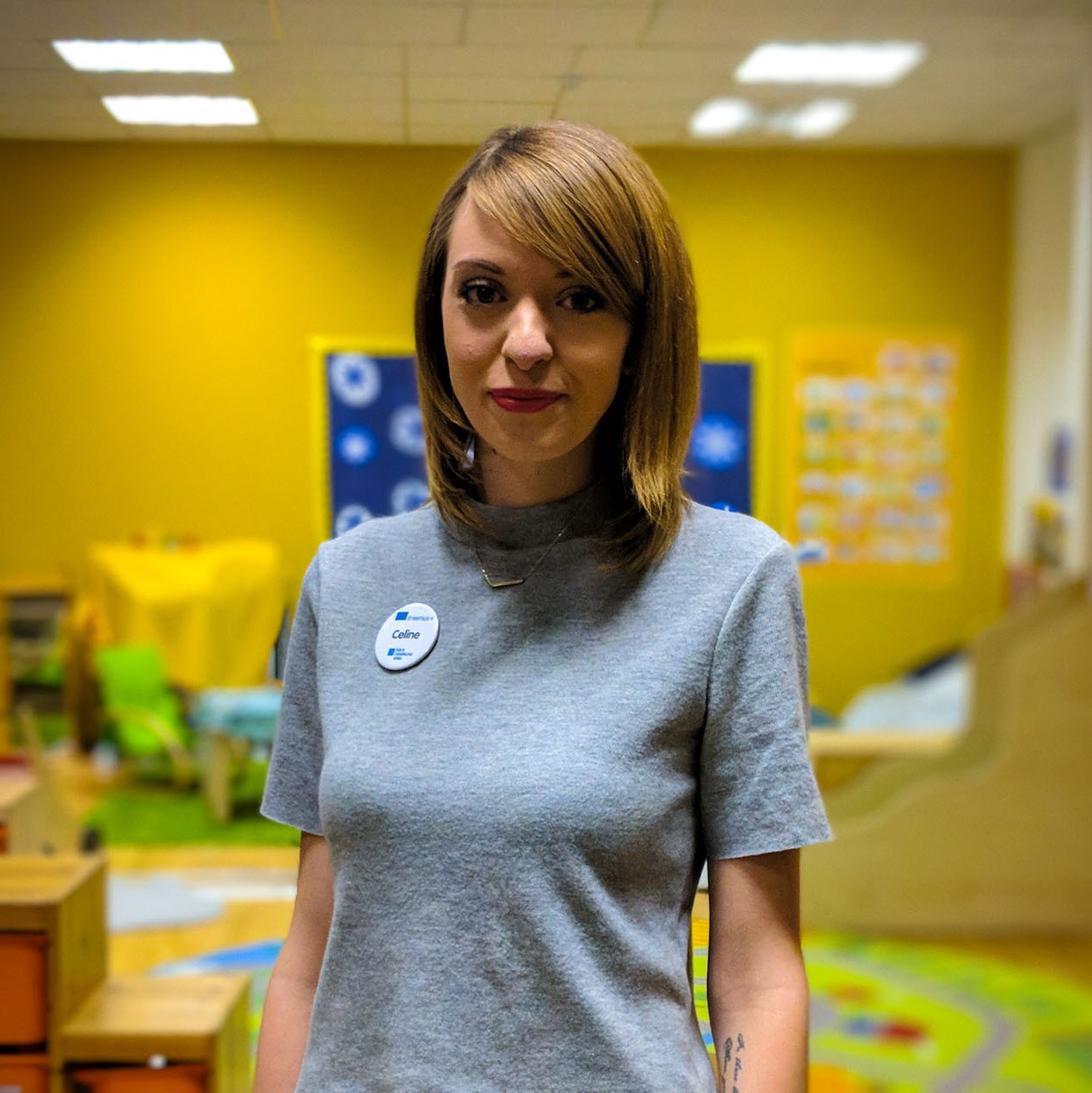 Celine Latzel Celine arbeitet seit August 2017 als Vollzeit-Lehrerin an der Berlin Cosmopolitan School. Vor ihrem Umzug nach Berlin hat sie eine vierjährige Ausbildung zur staatlichen anerkannten Erzieherung für frühkindliche Bildung gemacht. Seitdem hat sie in mehreren zweisprachigen Bildungsinstitutionen gearbeitet und möchte auch weiterhin Kinder unterstützen und ermuntern, die mit zwei oder mehr Sprachen aufwachsen. Was sie besonders an diesem Projekt reizt, ist die interkulturelle Kooperation und der Austausch über europäische Grenzen hinweg. Mit den Erkenntnissen der verschiedenen Partner hofft sie auf die Gelegenheit, Kindern dabei helfen zu können, eine ausgeglichene Grundlage für ihre Bildung sowie ihr zukünftiges Leben durch die Entwicklung umfassender und professioneller Lehrmaterialien schaffen zu können.