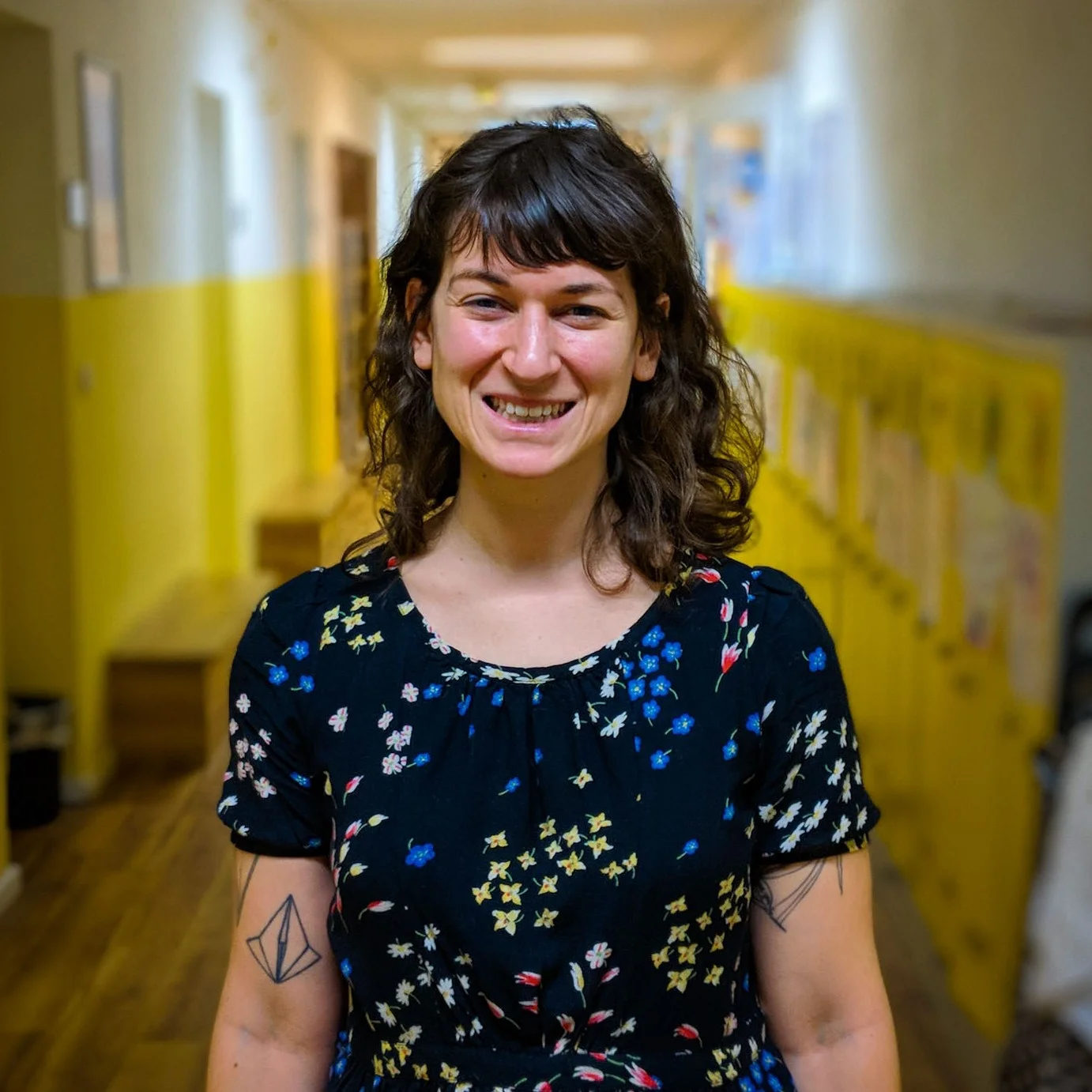 Lauren Piper Lauren ist dem BCS-Team erst kürzlich beigetreten und hat sich sehr gefreut, als sie erfuhr, dass sie ihre eigene Bildung und Entwicklung als frühkindliche Erzieherin durch dieses Projekt fördern können würde. Lauren arbeitet stets daran, sich als Lehrerin zu verbessern und hinterfragt Methodik und Pädagogik in der Arbeit mit kleinen Kindern. Es ist eine fantastische Gelegenheit, an der Verbesserung des Eingewöhnungsprozesses von Kindern in mehrsprachigen Umfeldern teilnehmen zu können. Lauren hat in New York City einen Master in Frühkindlicher Sonderpädagogik abgeschlossen und hat acht Jahre in frühkindlichen, Reggio-Emilia-inspirierten Schulen unterrichtet. Im Bachelor hat Lauren Schreiben, Literatur und Verlagswesen studiert mit amerikanischer Gebärdensprache und Musik im Nebenfach. Lauren arbeitet jetzt an der BCS als "Collaborate Teacher" mit Zweijährigen und kann es kaum erwarten, mehr zu lernen und sich zusammen mit der Schule und diesem Projekt weiterzuentwickeln.