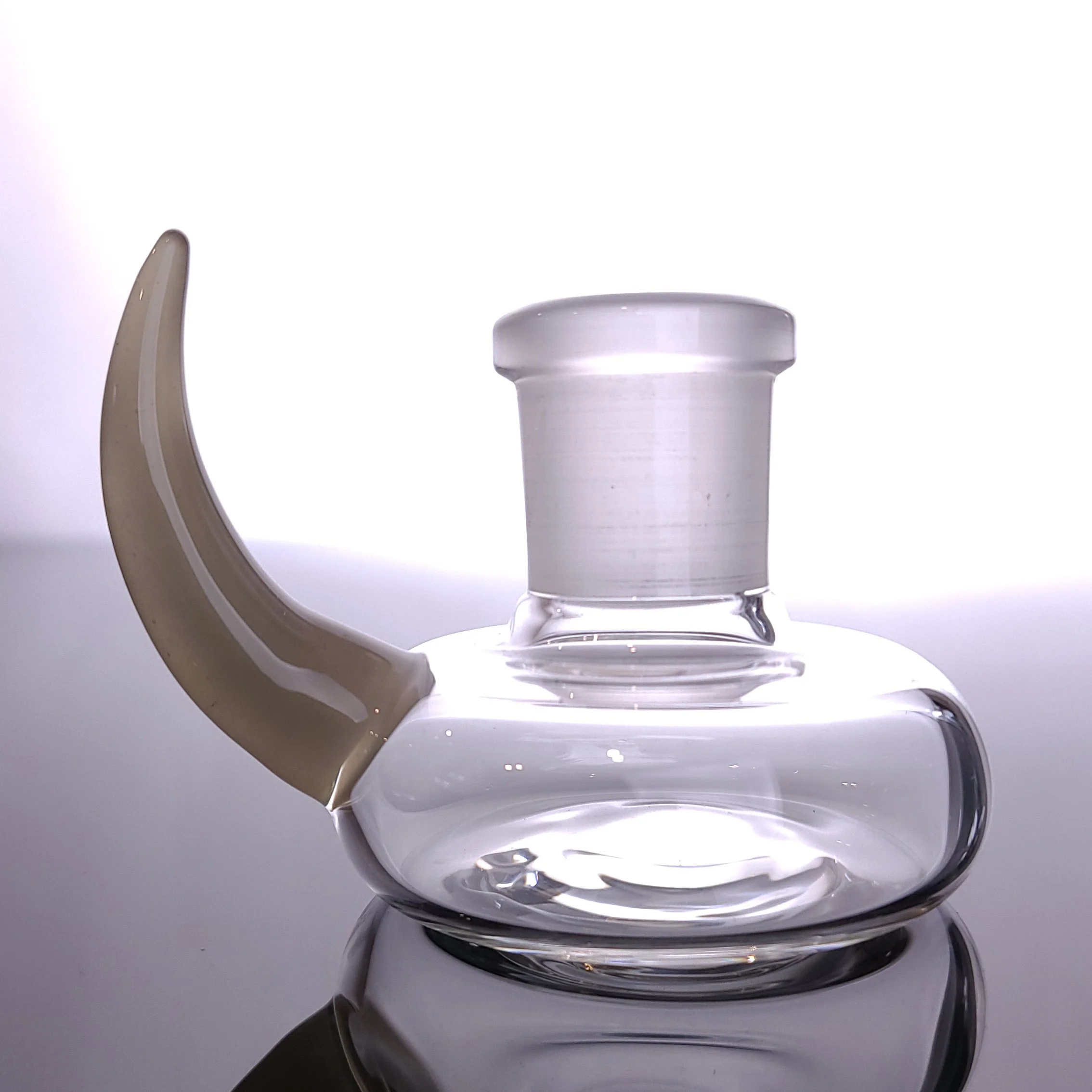 glass-stand-with-horn2.jpg