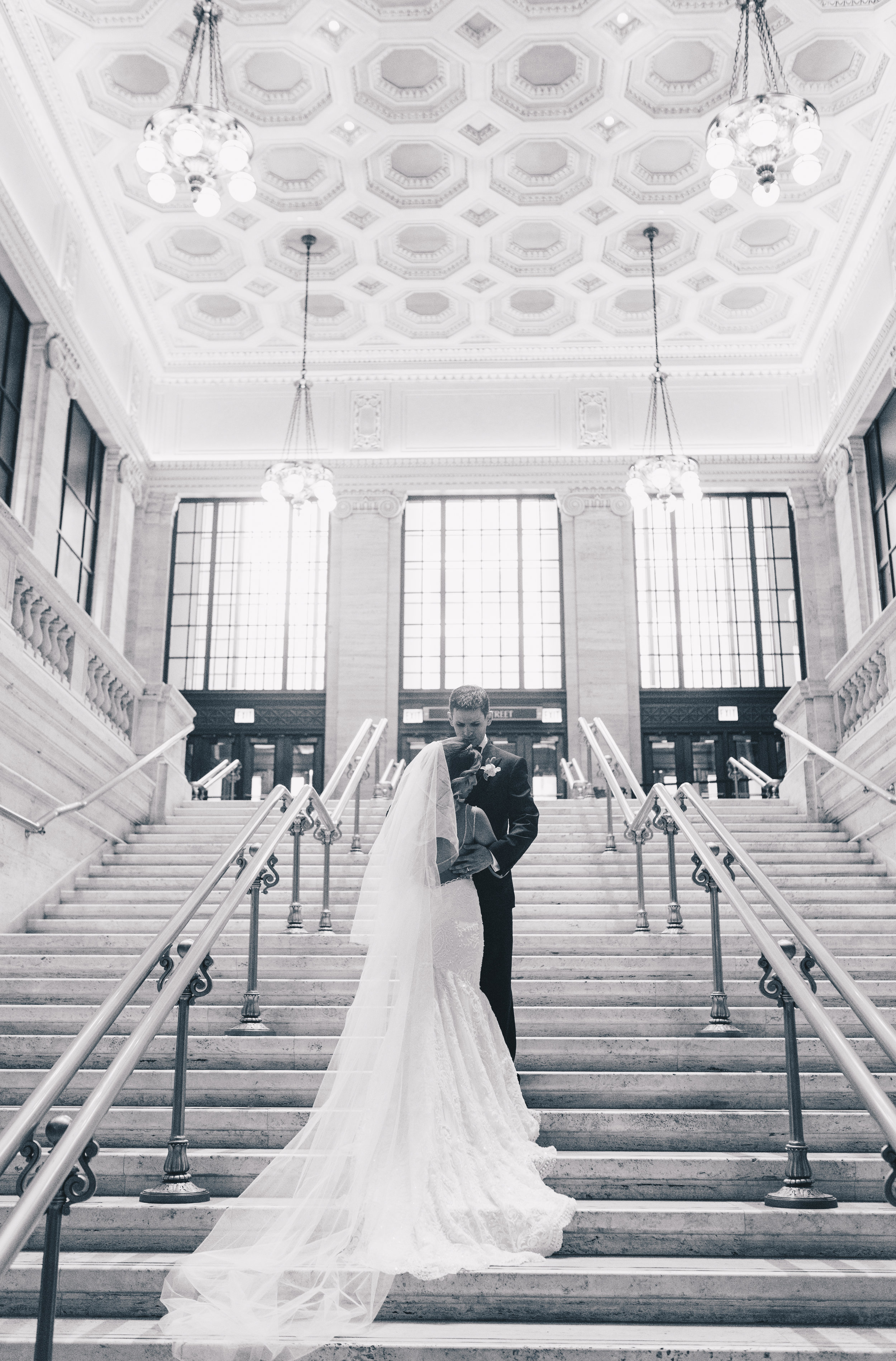 Chicago Bride and Groom Photos, Chicago Wedding, Chicago Wedding Photographer, Chicago Elopement Photographer, Chicago Bride and Groom Photos, Union Station, Union Station Wedding Photos