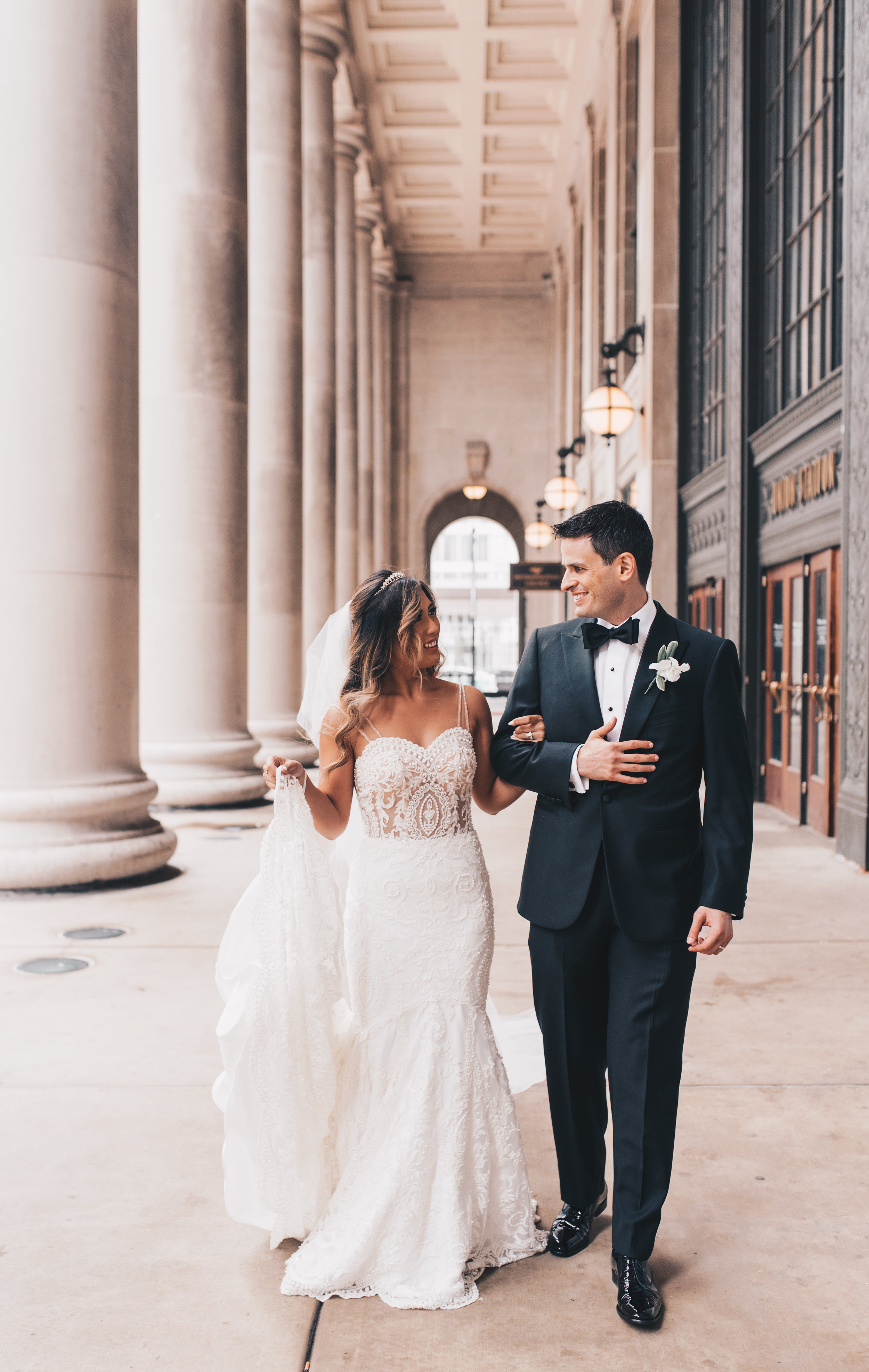 Chicago Bride and Groom Photos, Chicago Wedding, Chicago Wedding Photographer, Chicago Elopement Photographer, Chicago Bride and Groom Photos, Union Station, Union Station Wedding Photos