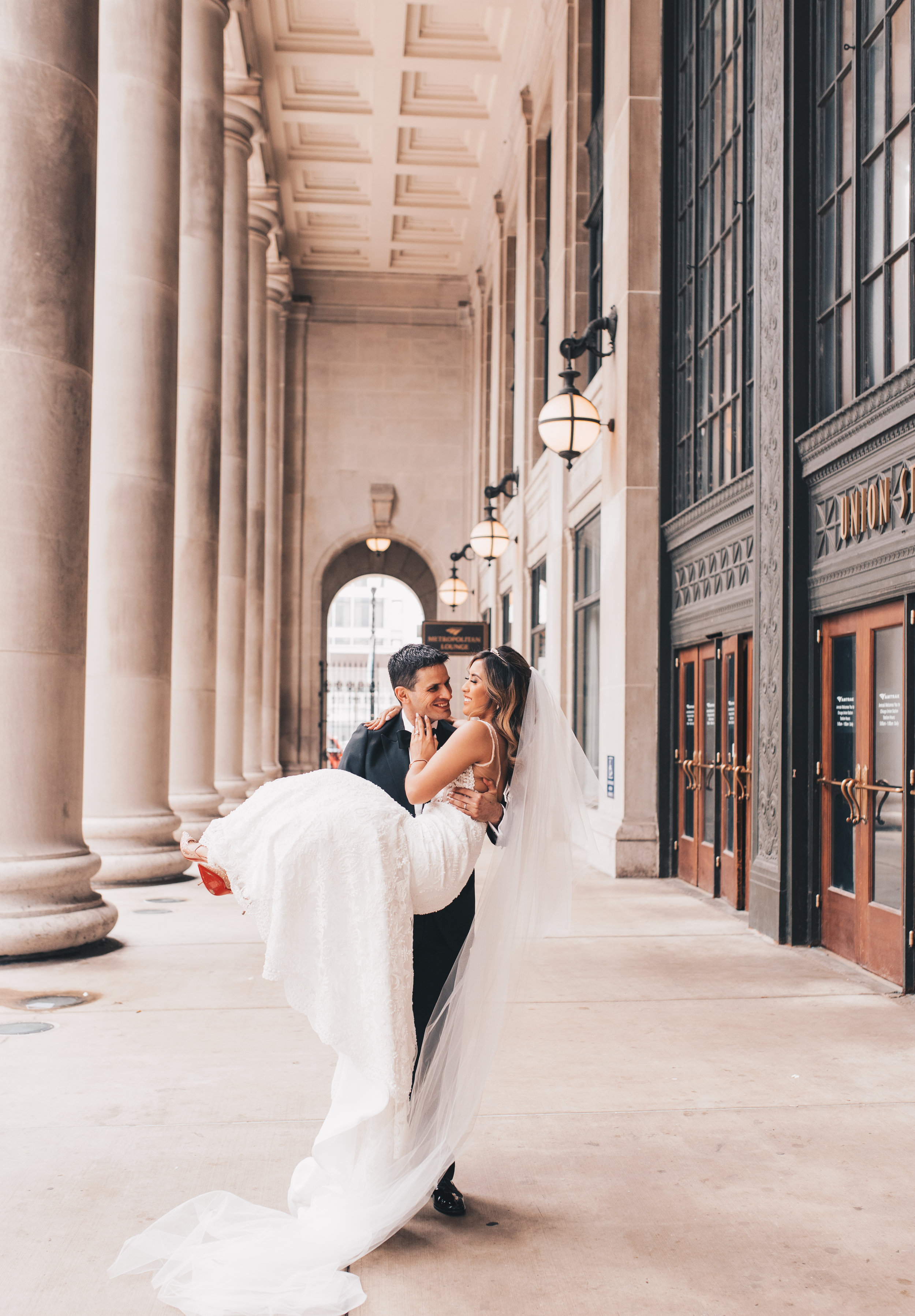 Chicago Bride and Groom Photos, Chicago Wedding, Chicago Wedding Photographer, Chicago Elopement Photographer, Chicago Bride and Groom Photos, Union Station, Union Station Wedding Photos