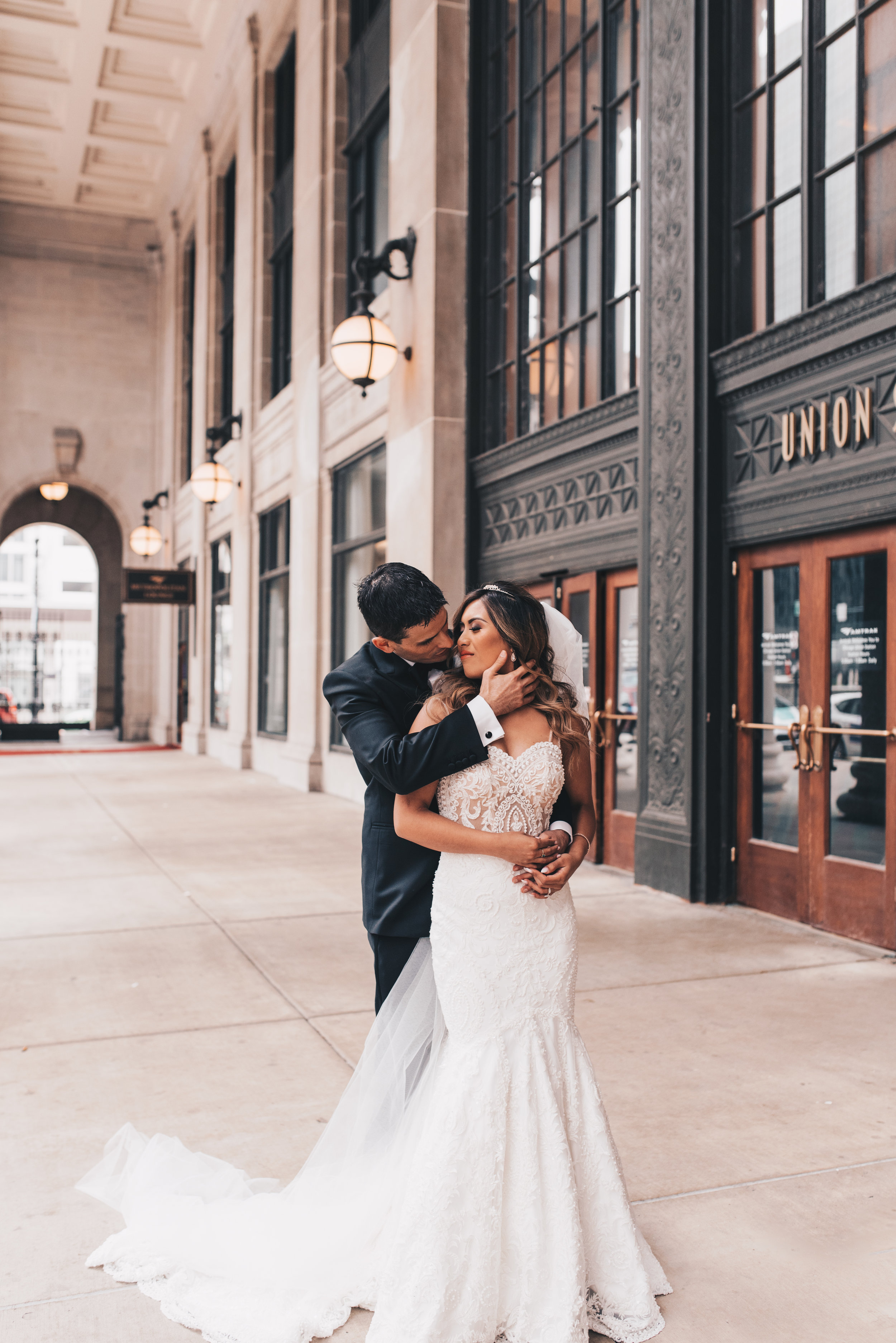 Chicago Bride and Groom Photos, Chicago Wedding, Chicago Wedding Photographer, Chicago Elopement Photographer, Chicago Bride and Groom Photos, Union Station, Union Station Wedding Photos