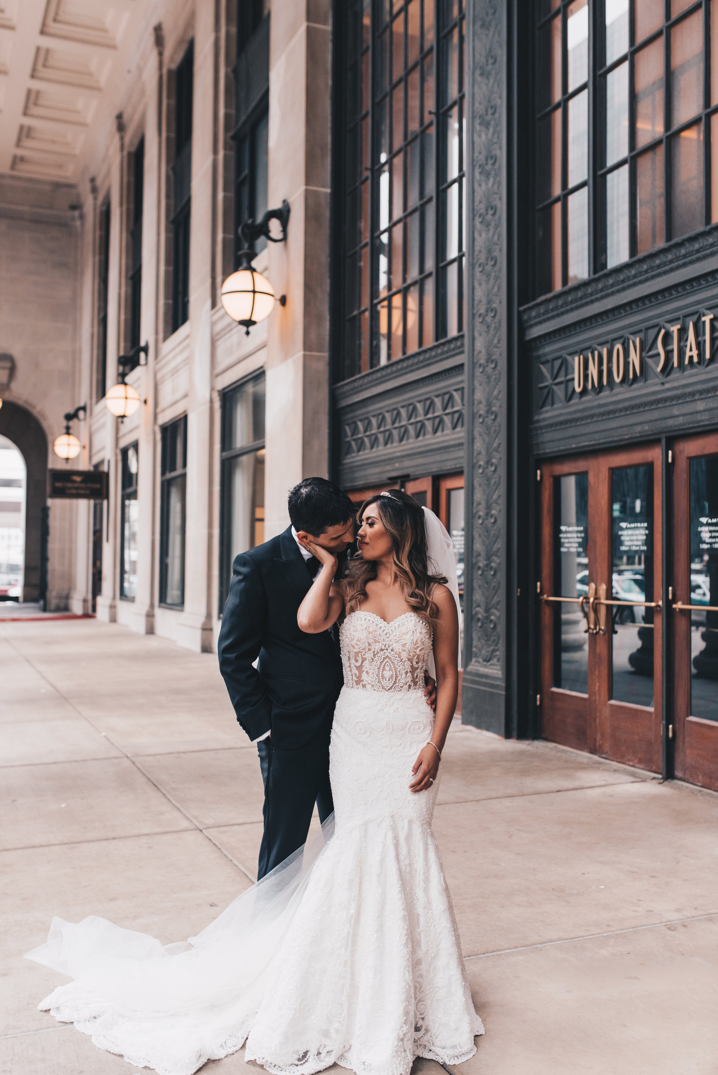 Chicago Bride and Groom Photos, Chicago Wedding, Chicago Wedding Photographer, Chicago Elopement Photographer, Chicago Bride and Groom Photos, Union Station, Union Station Wedding Photos