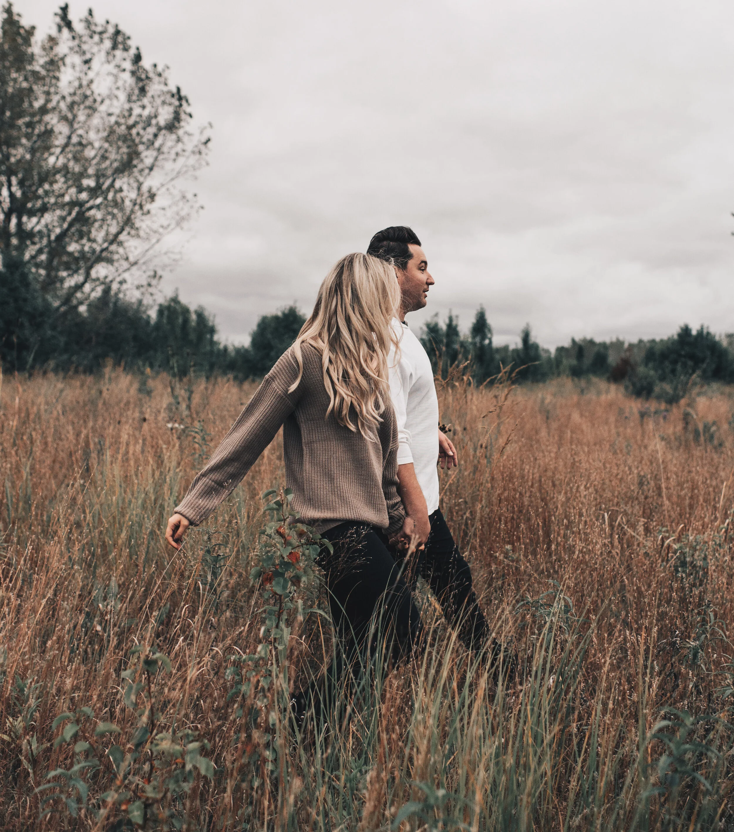 Fall Engagement Couples Photos, Fall Couples Photos, Midwest Fall Engagement, Tall Grass Couples Session, Open Field Engagement Photos, Adventurous Couples Photos, Adventurous Engagement Session