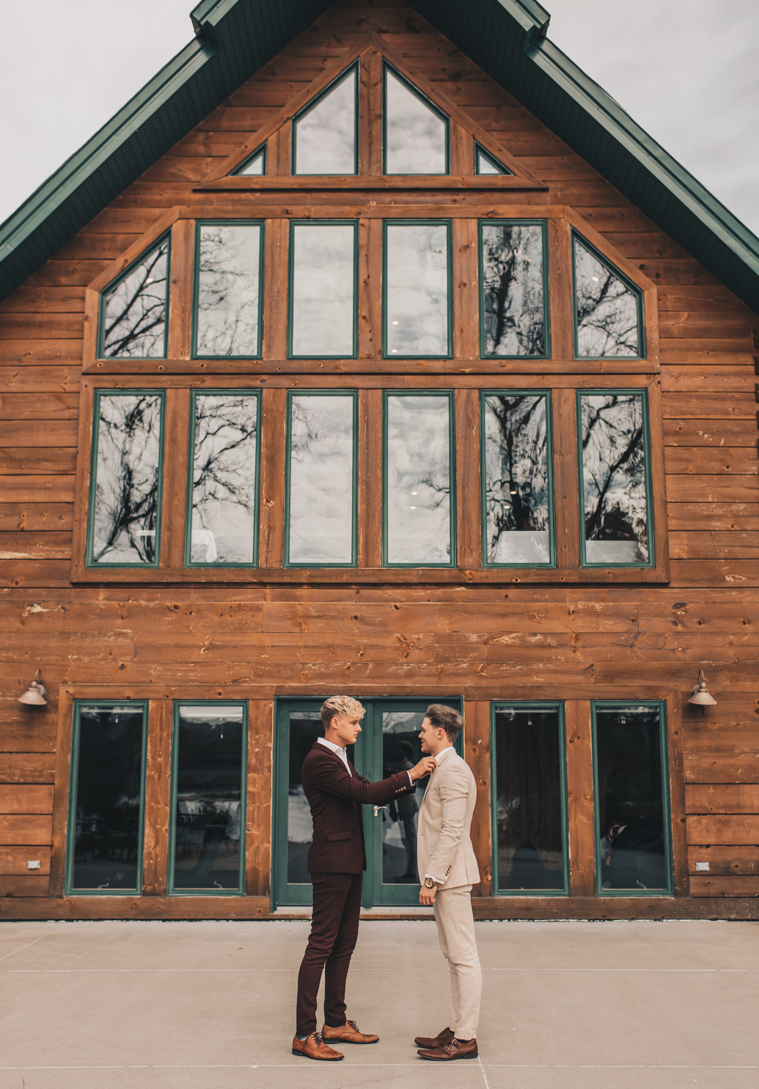 Wisconsin Wedding, Midwest Airbnb Wedding, Adventurous Airbnb Wedding, Outdoor Fall Modern Rustic Wedding, Wisconsin Wedding Photographer, Groom and Groomsmen Getting Ready Photos