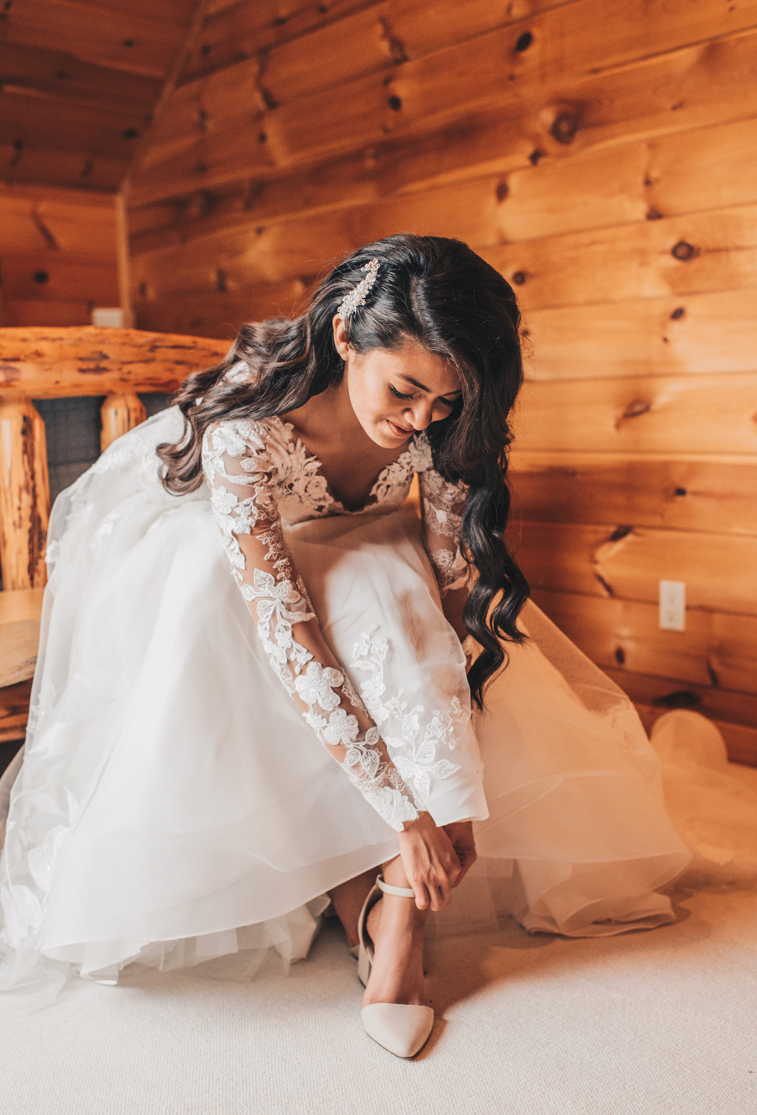 Wisconsin Wedding, Midwest Airbnb Wedding, Adventurous Airbnb Wedding, Outdoor Fall Modern Rustic Wedding, Wisconsin Wedding Photographer, Midwest Wisconsin Wedding Venue, Bride Getting Ready Photos